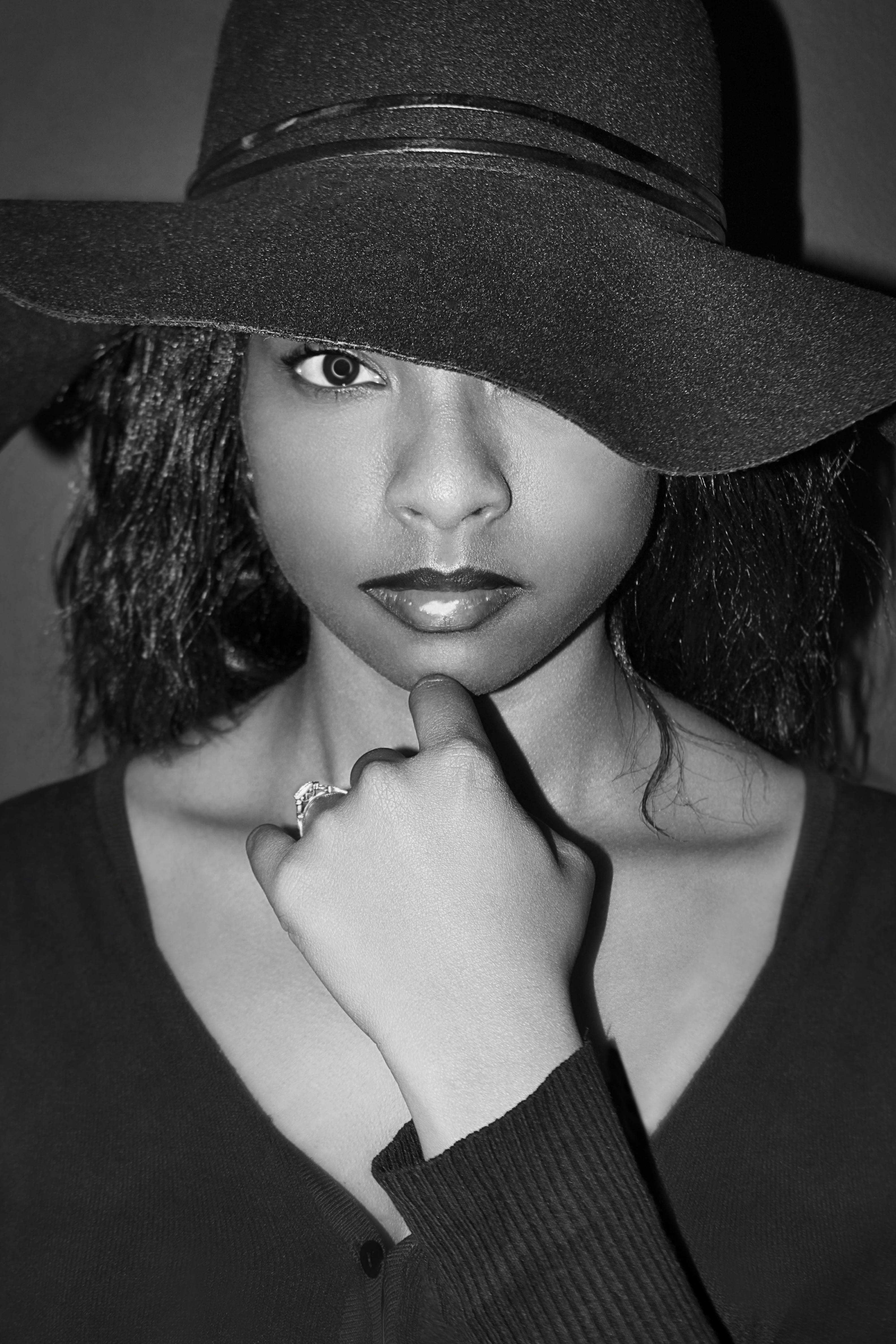 v, grayscale, human face, neck, hairstyle, adult, beautiful woman, chin, hat, woman, clothing, female, face, young women, hand, indoors, studio shot, young adult, Phone HD Wallpaper