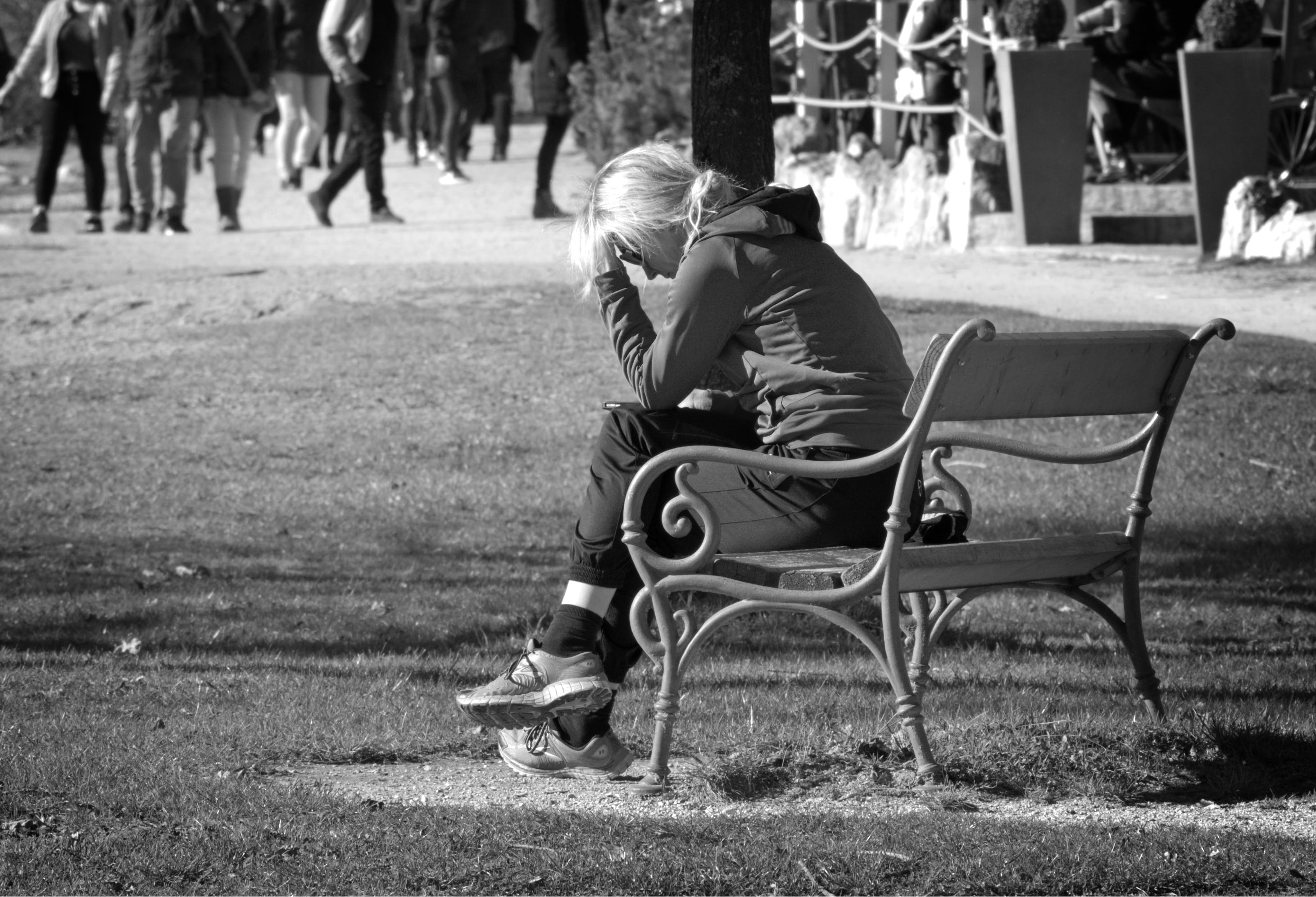 full length, grayscale, land, rest, lifestyles, guests can enjoy, park, individually, men, seat, plant, 2K, sitting, old-fashioned, outdoors, break, women, HD Wallpaper