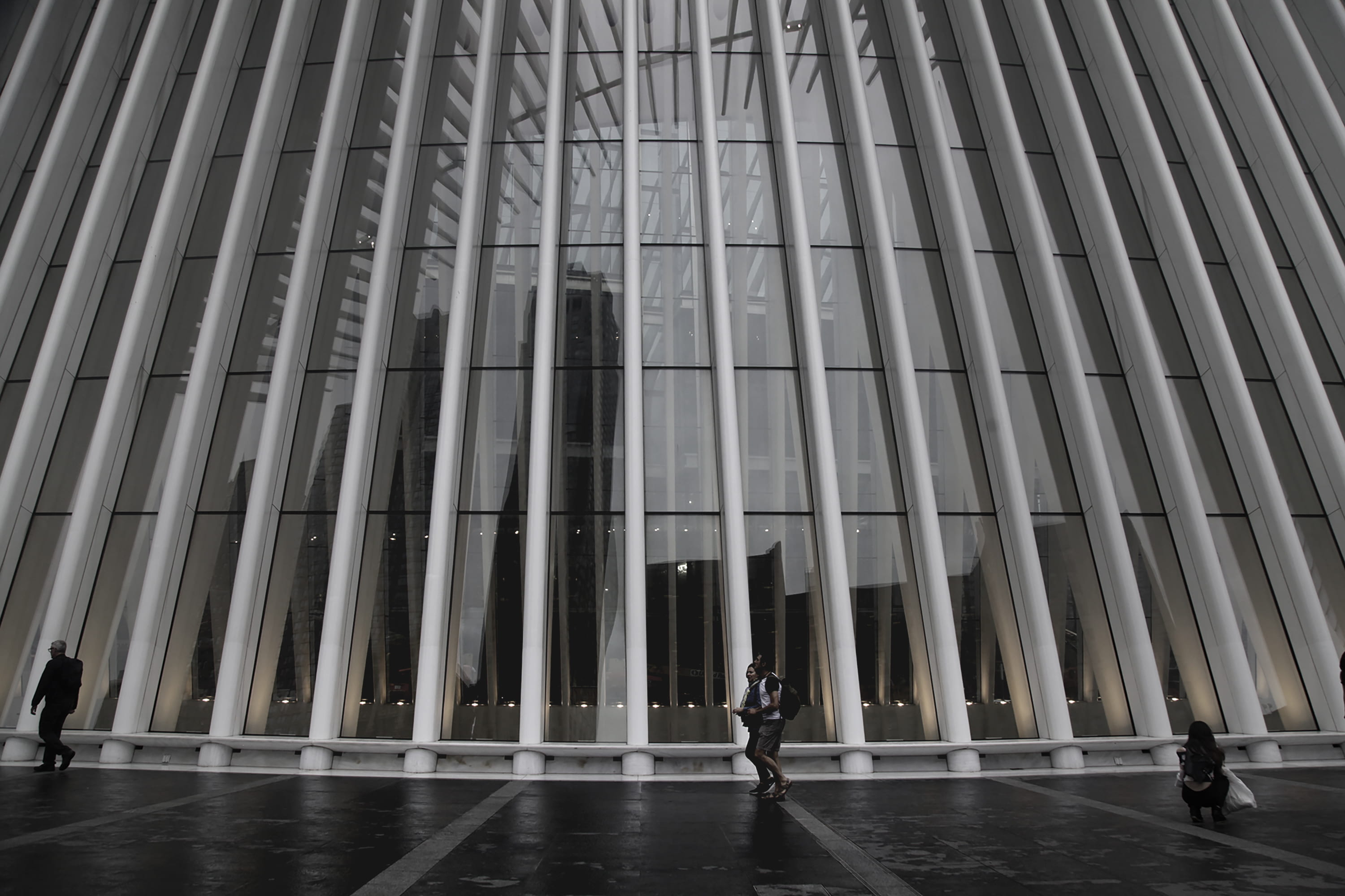 city, lifestyles, front, person, male, real people, leisure activity, modern, 2K, nyc, windows, men, new york city, man, adult, walking, edificio, pattern, HD Wallpaper