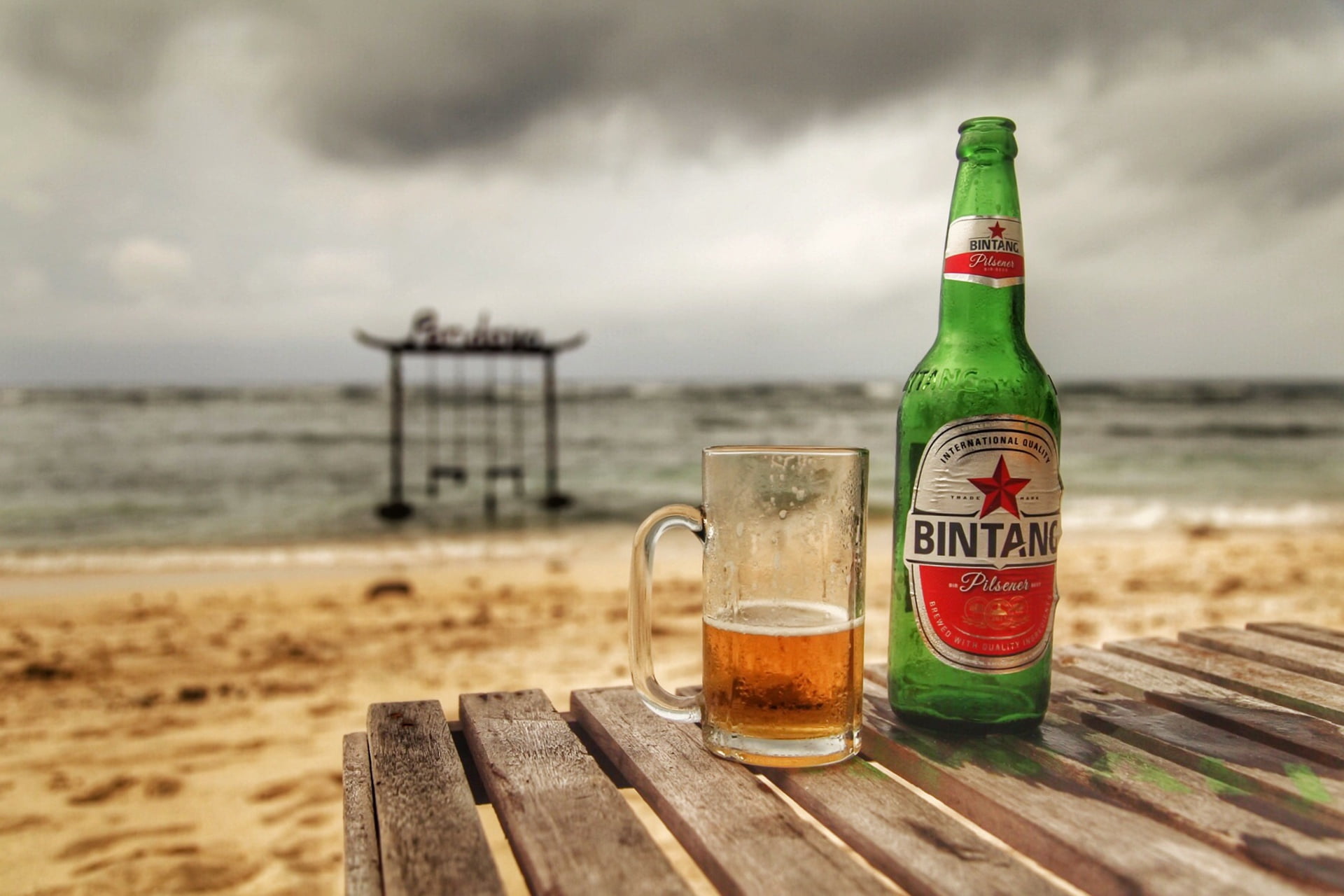 table, land, nature, beer, no people, glass, alcohol, refreshment, bottle, 1080P, wood - material, beer - alcohol, drink, food and drink, sky, sand, container, HD Wallpaper