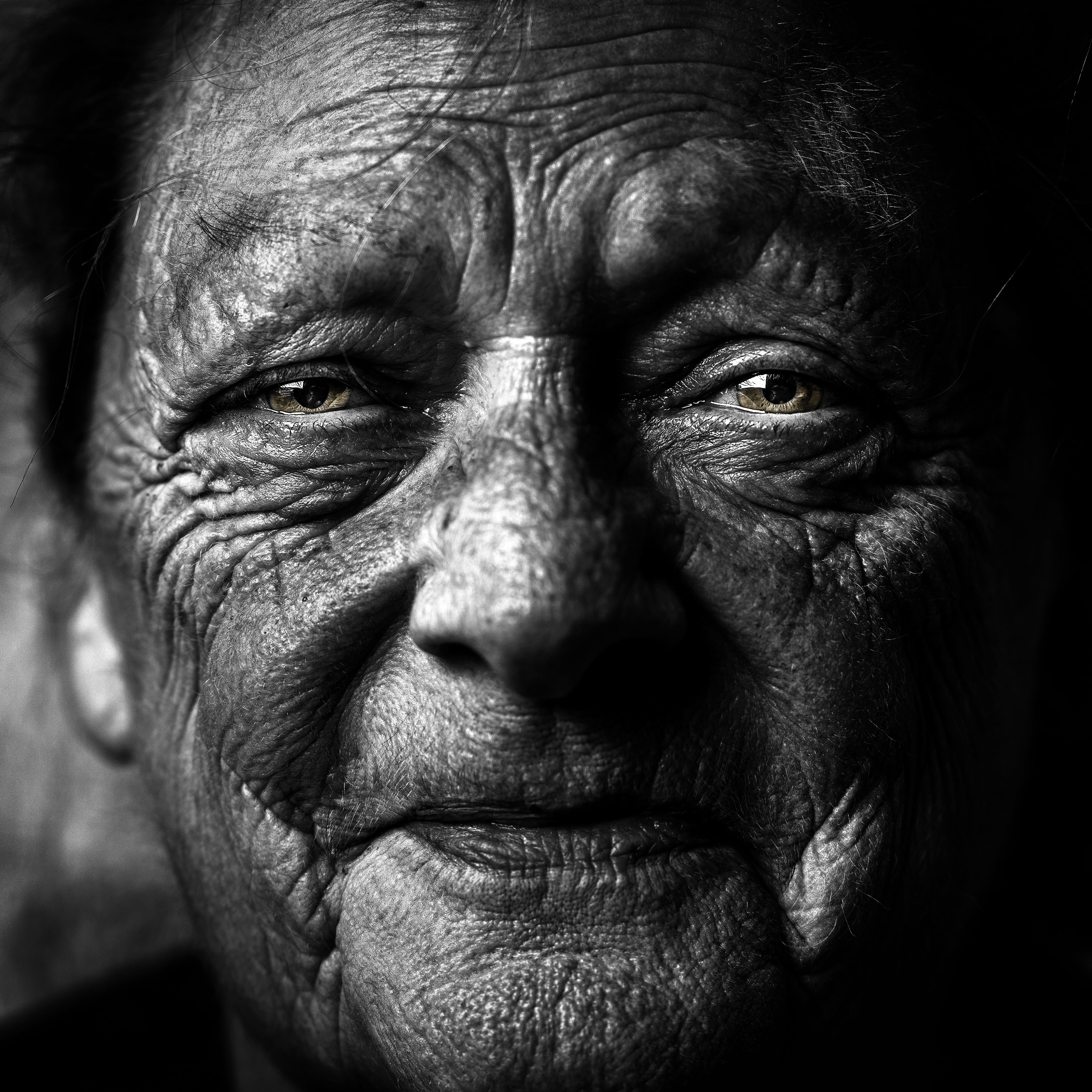 close-up, grandmother, facial expression, lady, body part, human body part, wisdom, beautiful, looking at camera, real people, happy, beauty, face, one person, Phone HD Wallpaper