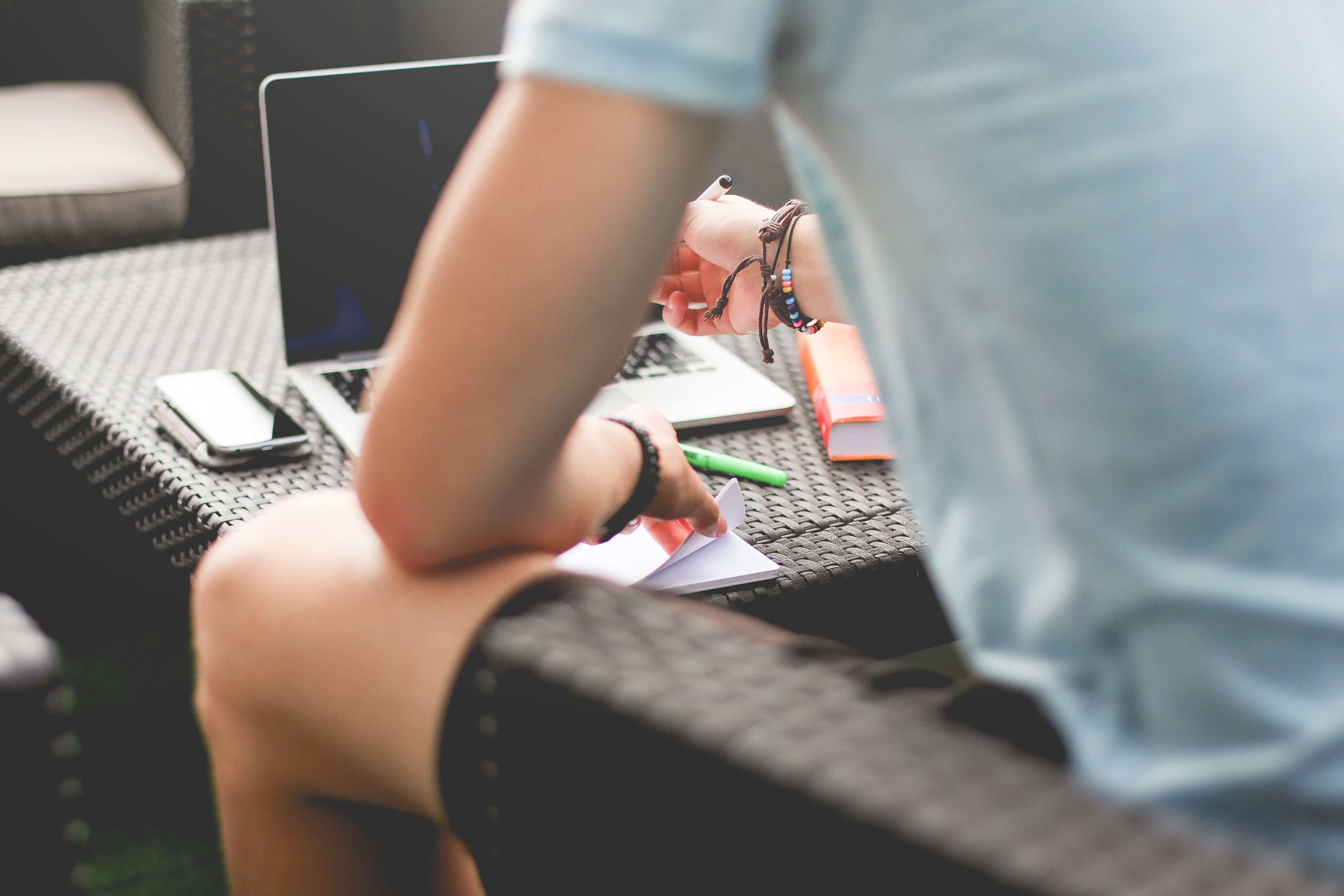 chill, portable information device, 4K, selective focus, corporate business, macbook, typing, book, young, connection, working, one person, Garden, people, HD Wallpaper