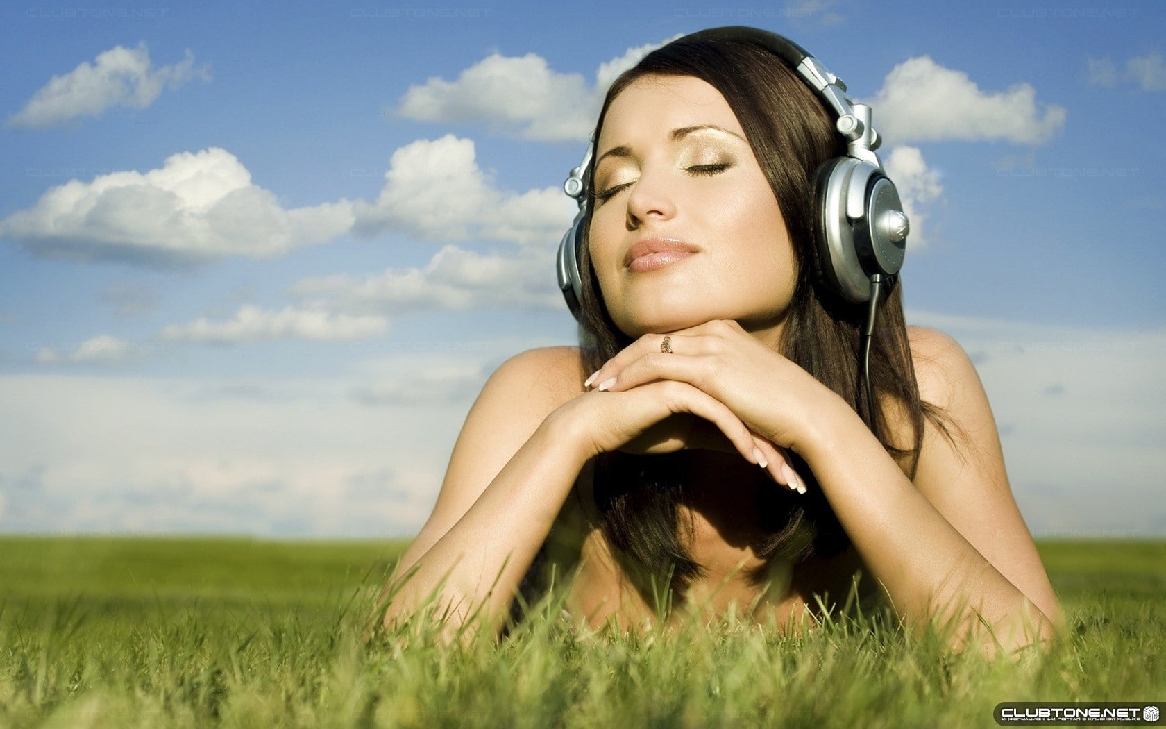 relaxing, 720P, long hair, women outdoors, headphones, lying down, women, enjoying, brunette, HD Wallpaper