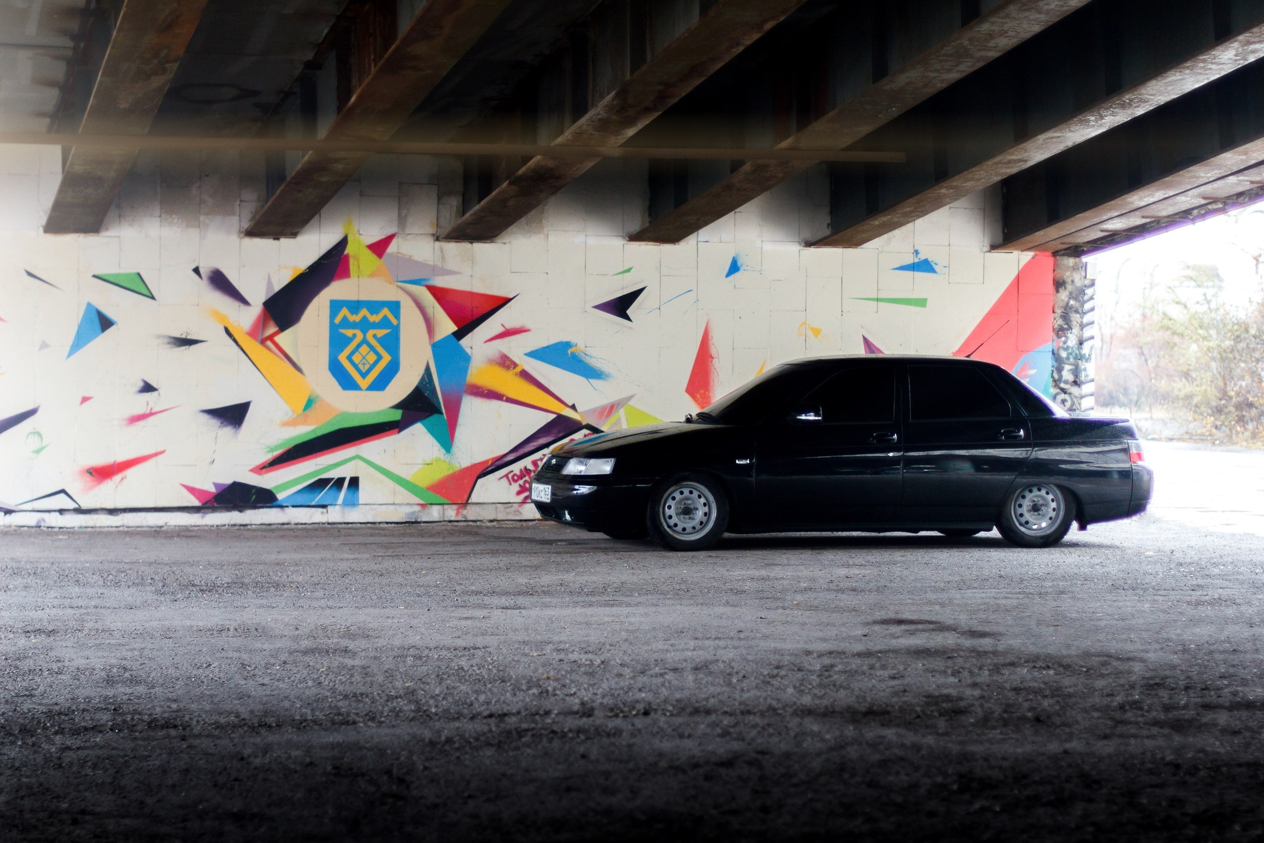 city, 2K, no People, traffic, built structure, outdoors, sedan, mode of Transport, multi colored, architecture, urban Scene, building exterior, wheel, HD Wallpaper