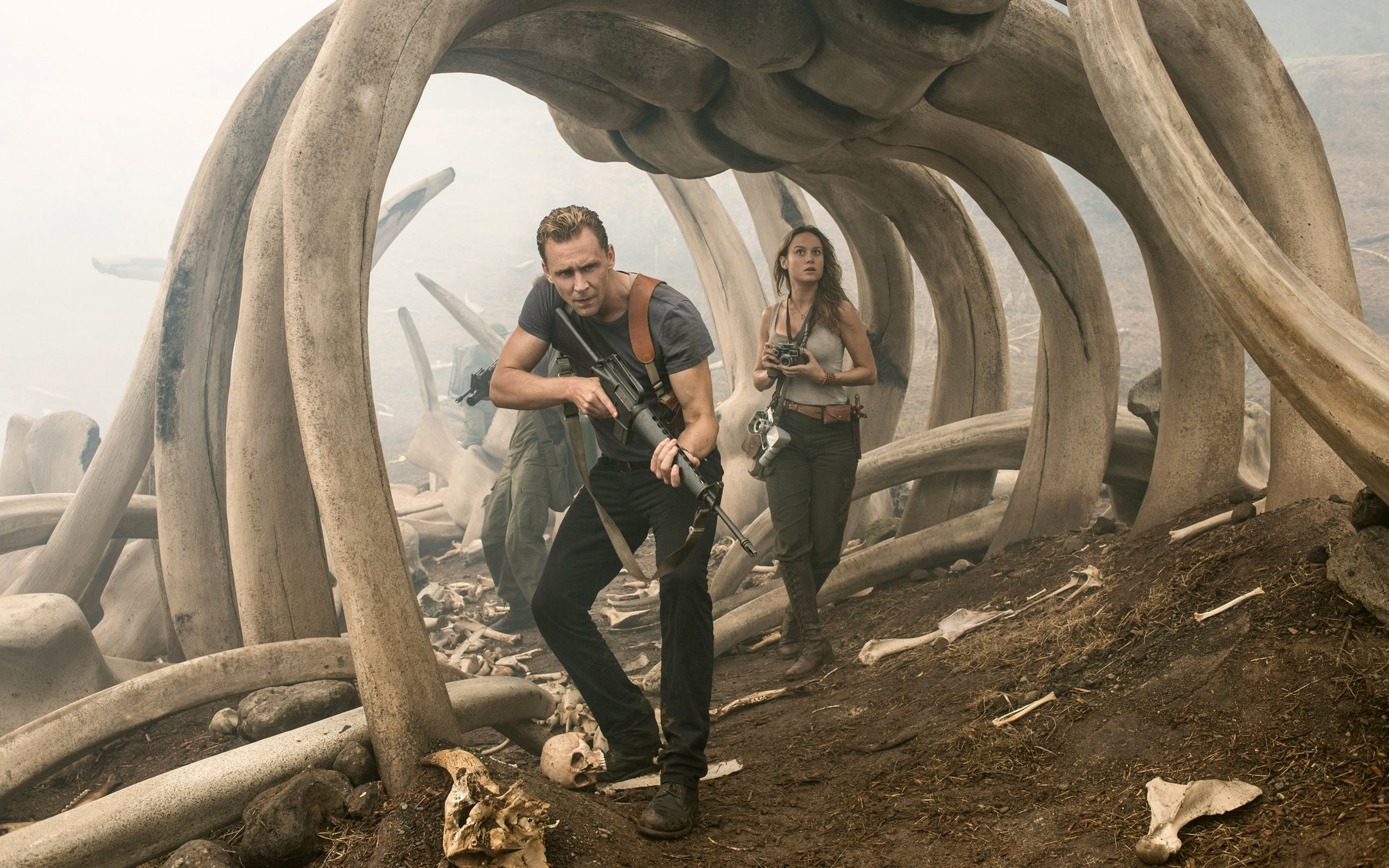skull, frame, 2K, fiction, skeleton, Tom Hiddleston, Brie Larson, bones, the camera, Captain James Conrad, girl, Kong: Skull Island, Weaver, weapons, HD Wallpaper