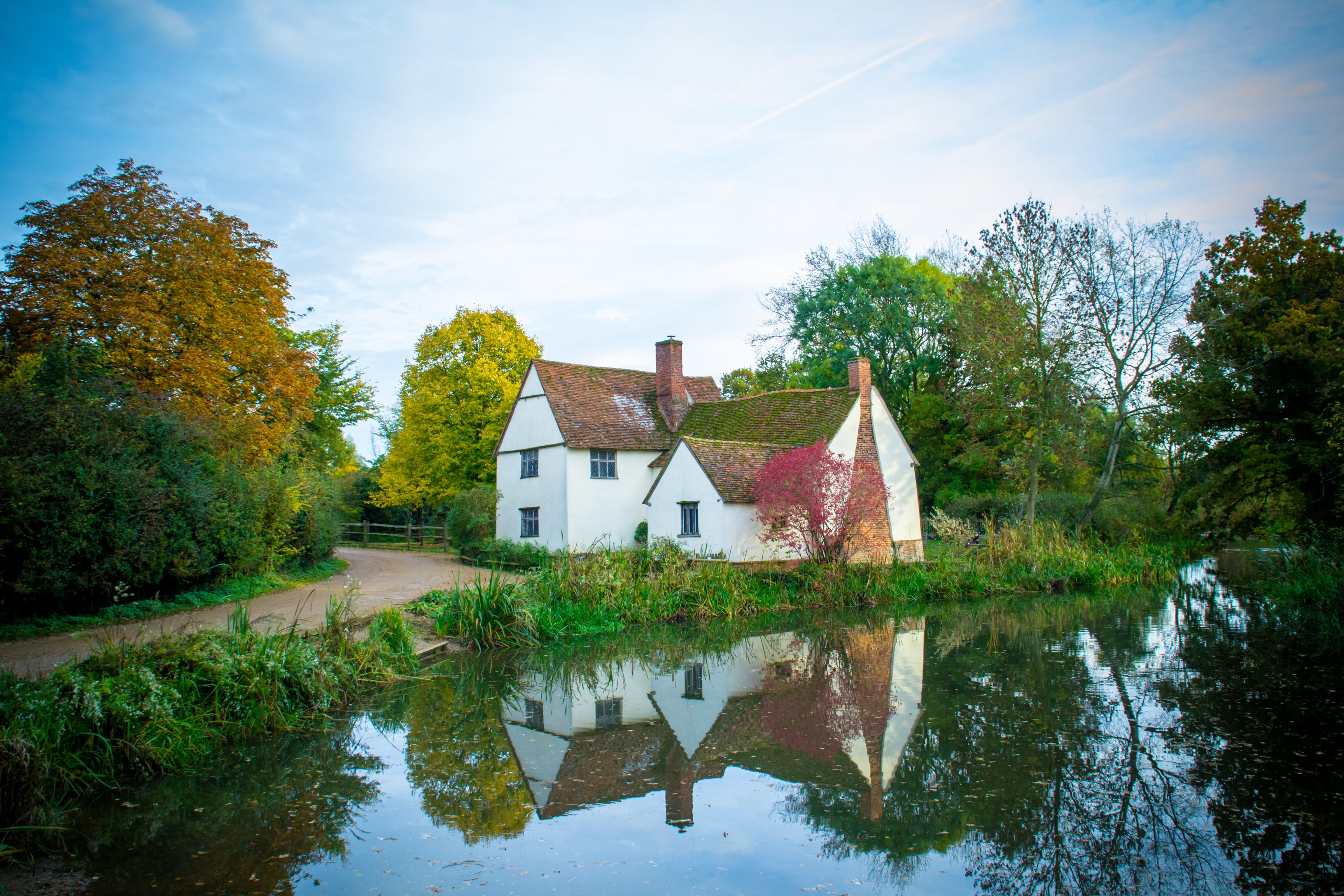 brown house, 4K, beauty in nature, stream - flowing water, sky, building exterior, building, white, residential district, rustic, water, flatford, house, HD Wallpaper