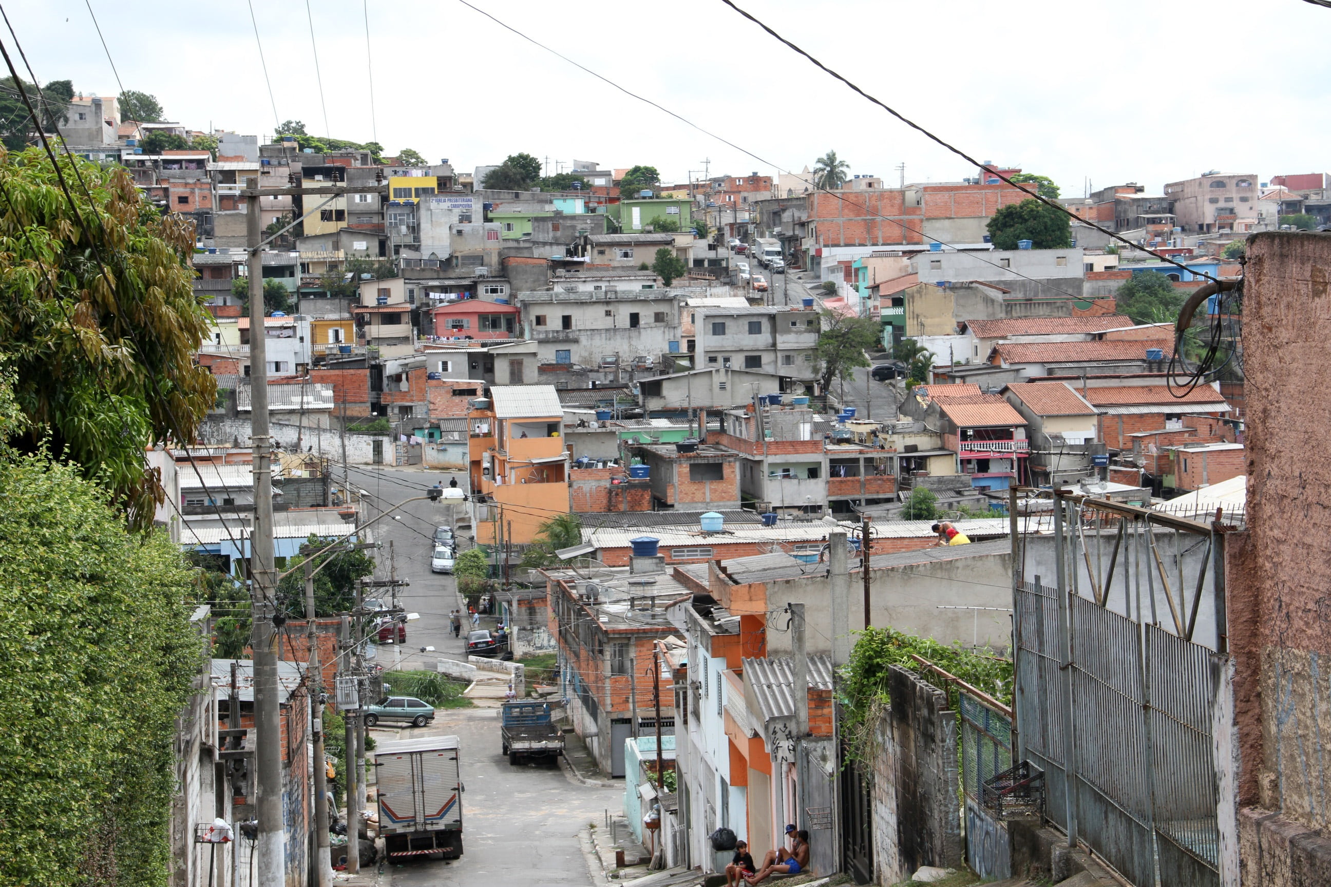 road, favela, tree, no sidewalk street, plant, day, outdoors, vehicles, brazil, residential district, built structure, crowd, building, slum, community, HD Wallpaper