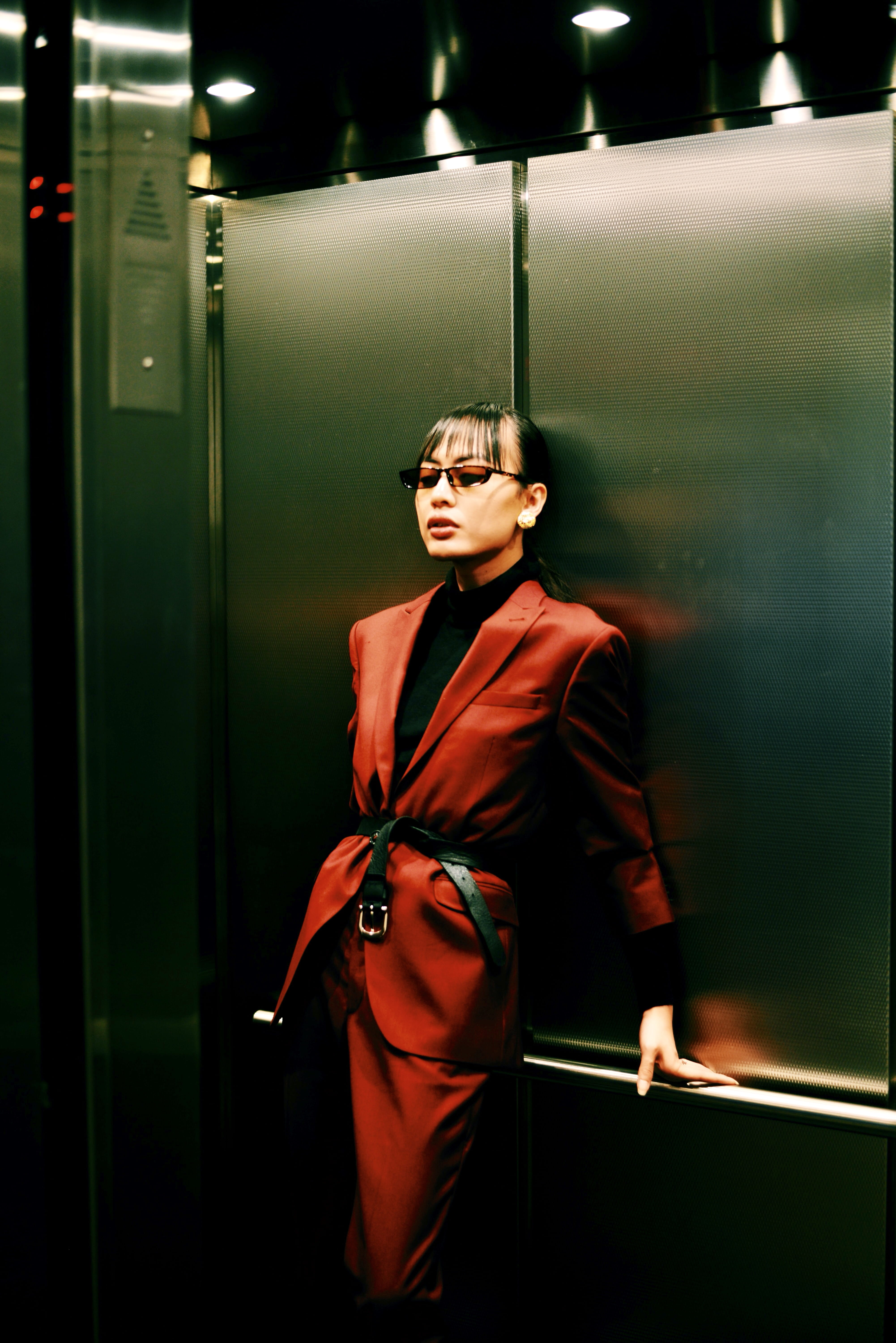 face, 5K, security, floor, young adult, beautiful woman, sunglasses, looking, looking away, adult, suit, hairstyle, elevator, overcoat, front view, glasses, Phone HD Wallpaper