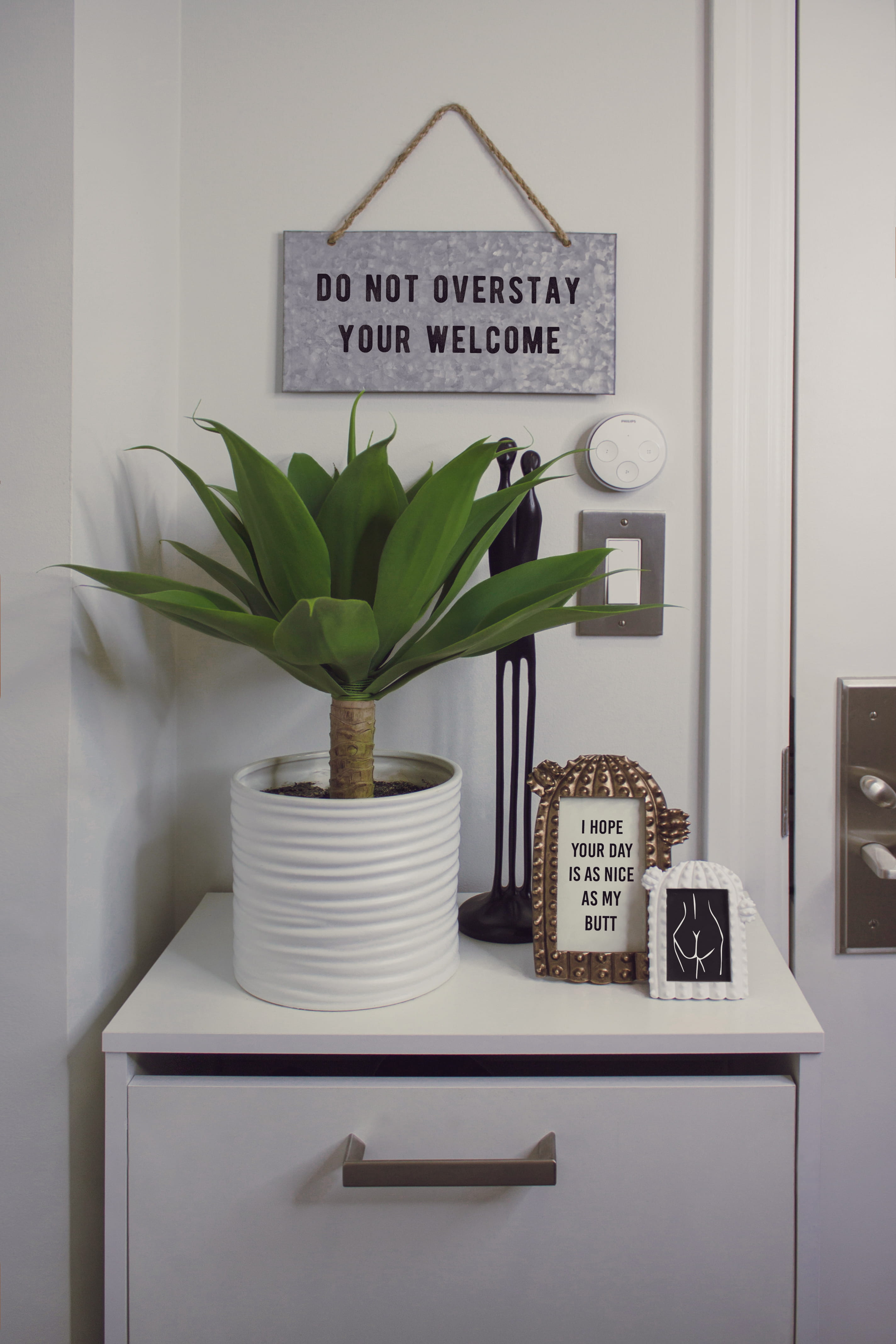 door, home, contemporary, indoors, no people, western script, business, design, domestic room, leaves, interior design, publication, house, frames, white, Phone HD Wallpaper