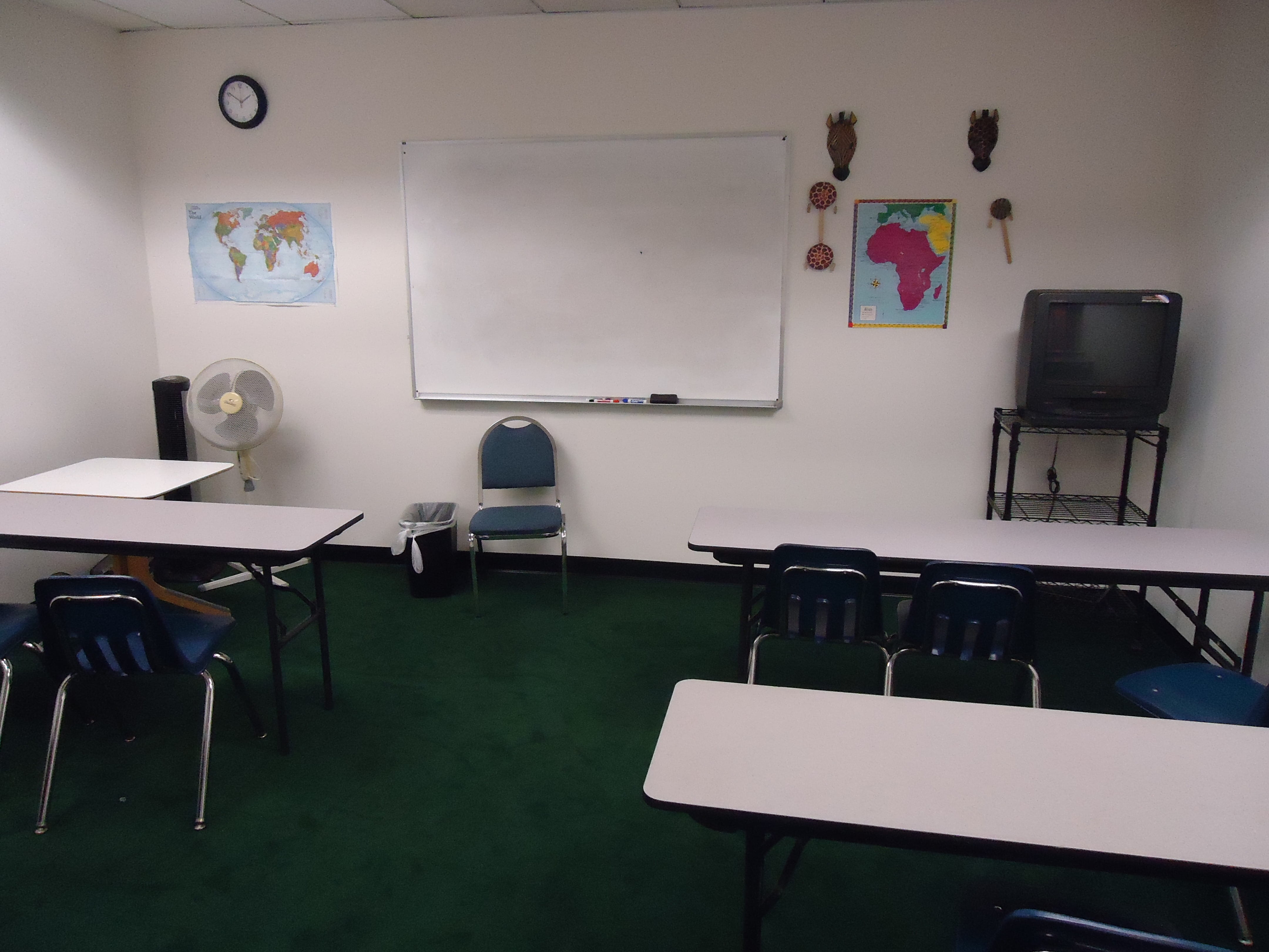 no people, furniture, class, blackboard, maps, screen, nobody, clock, empty, day, board, picture frame, school, 4K, interior, tables, table, classroom, HD Wallpaper