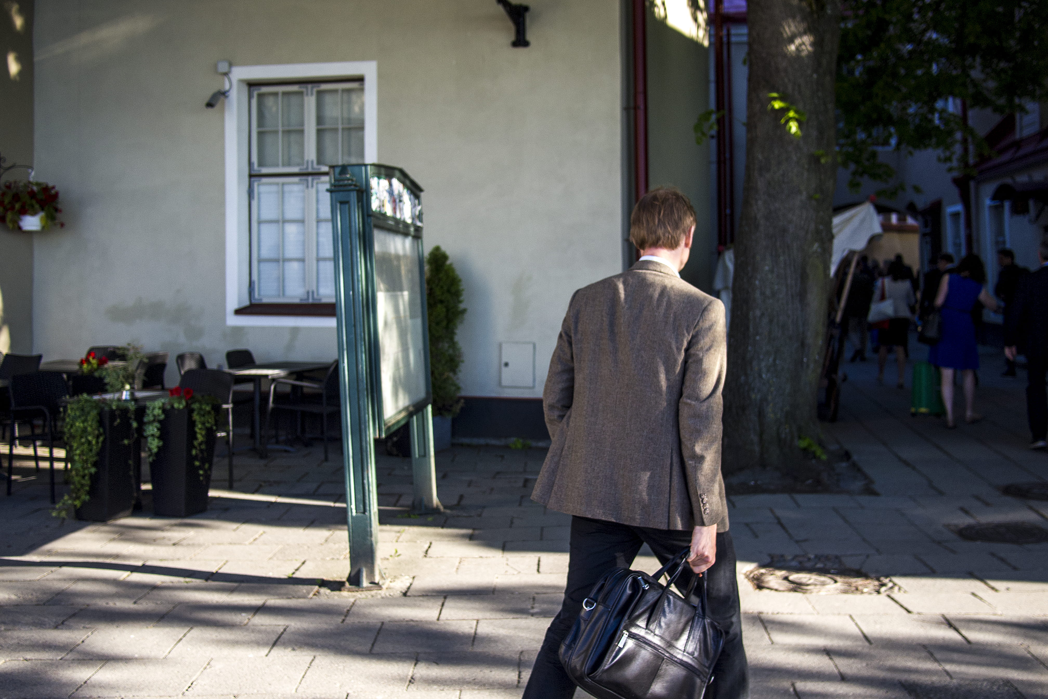 real people, sunny, tallinn, 4K, one person, lifestyles, afternoon, following, young adult, sidewalk, day, outdoors, jacket, footpath, rear view, building exterior, HD Wallpaper