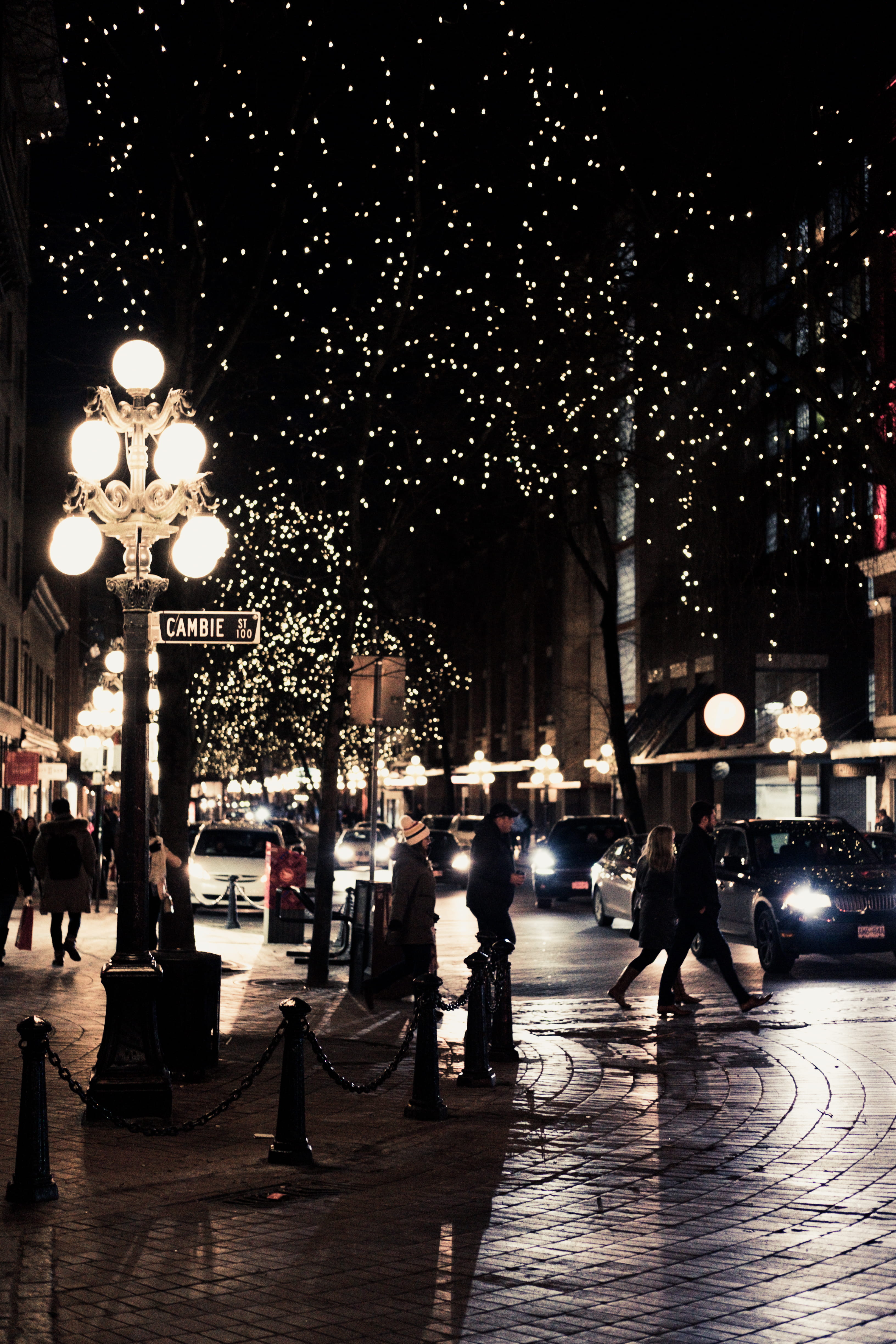 real people, incidental people, architecture, building exterior, canada, night, outdoors, rain, walking, city street, sky, illuminated, lighting equipment, Phone HD Wallpaper