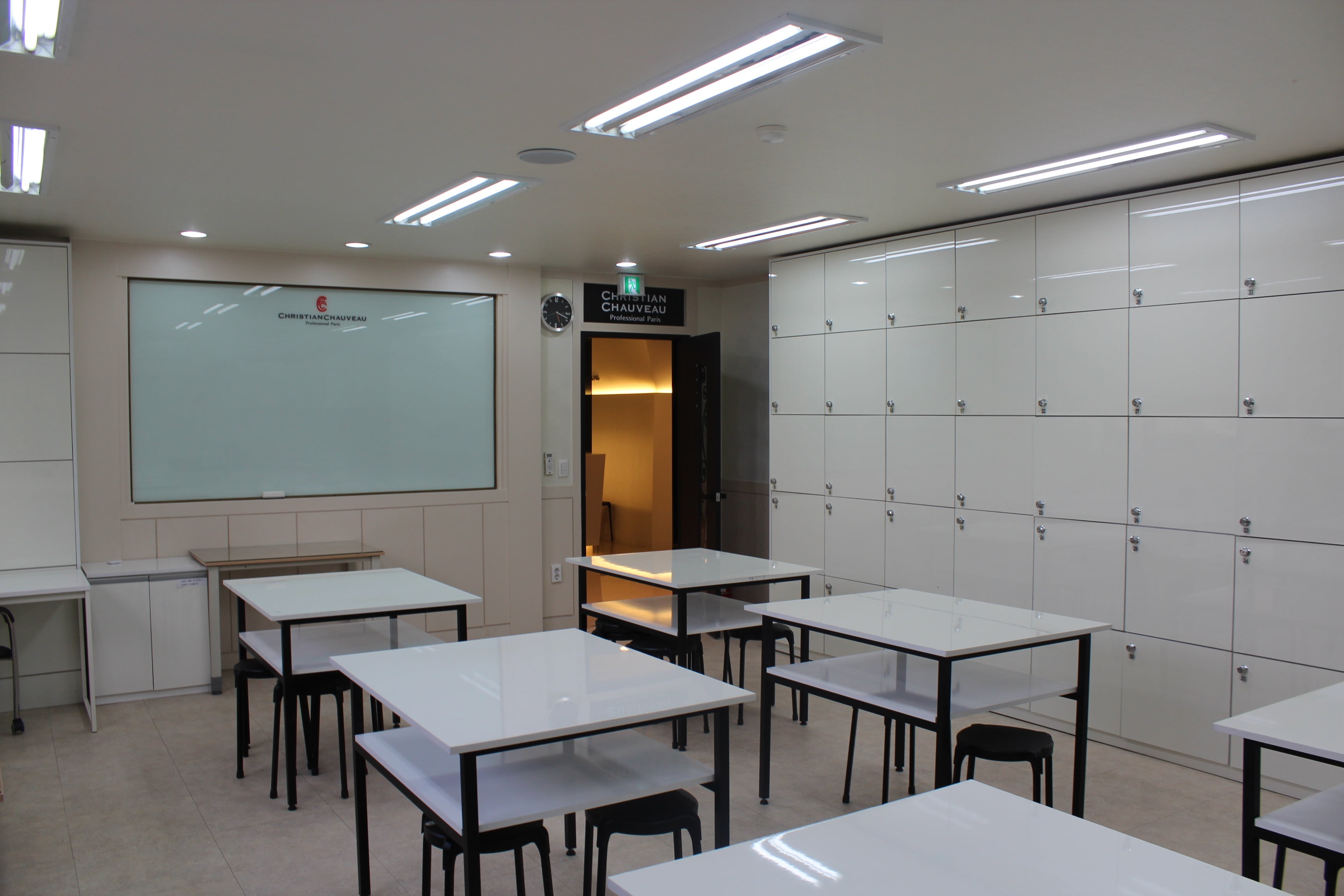 office, education, chair, furniture, seat, modern, school, lockers, white, ceiling, board, no people, 2K, desk, indoors, blackboard, wood - material, whiteboard, HD Wallpaper
