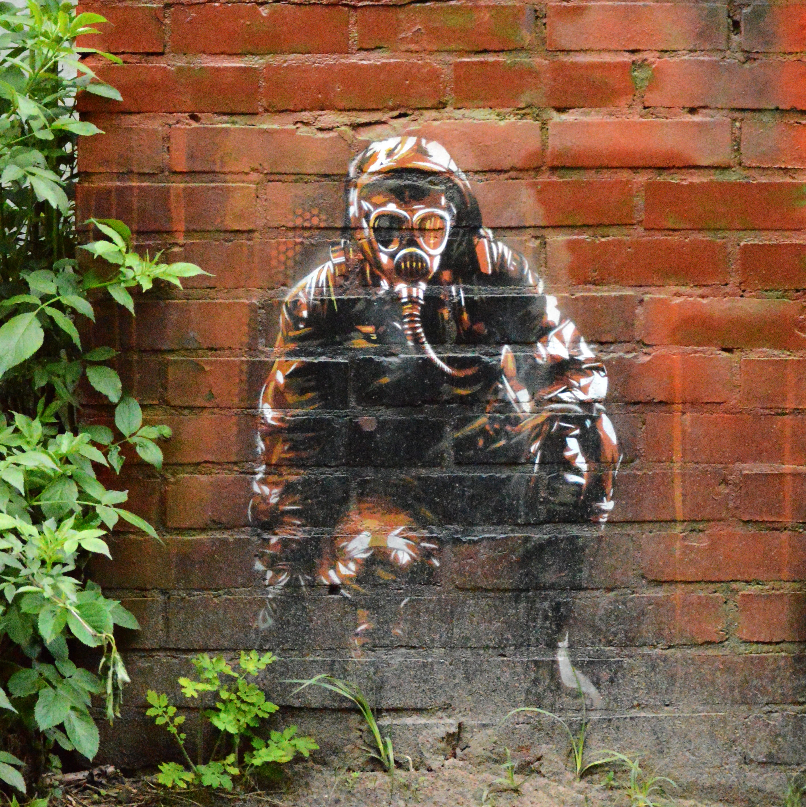 looking at camera, berlin, teufelsberg, no people, built structure, humanoid, street art, wall - building feature, wall, brick, germany, graffiti, devils mountain, Phone HD Wallpaper