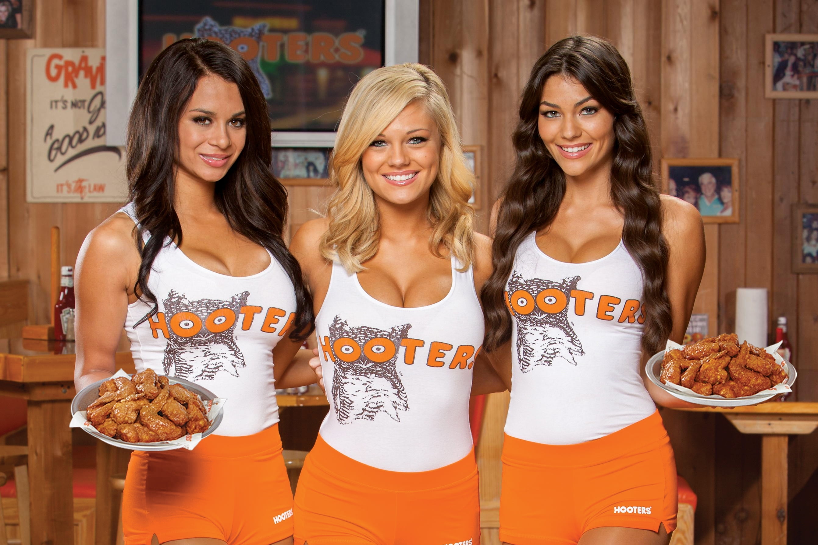 s, women, 2K, Fried chicken wings, adult, hairstyle, Traditional uniform, happiness, Hooters of America, leisure activity, waist up, hooters, young women, HD Wallpaper