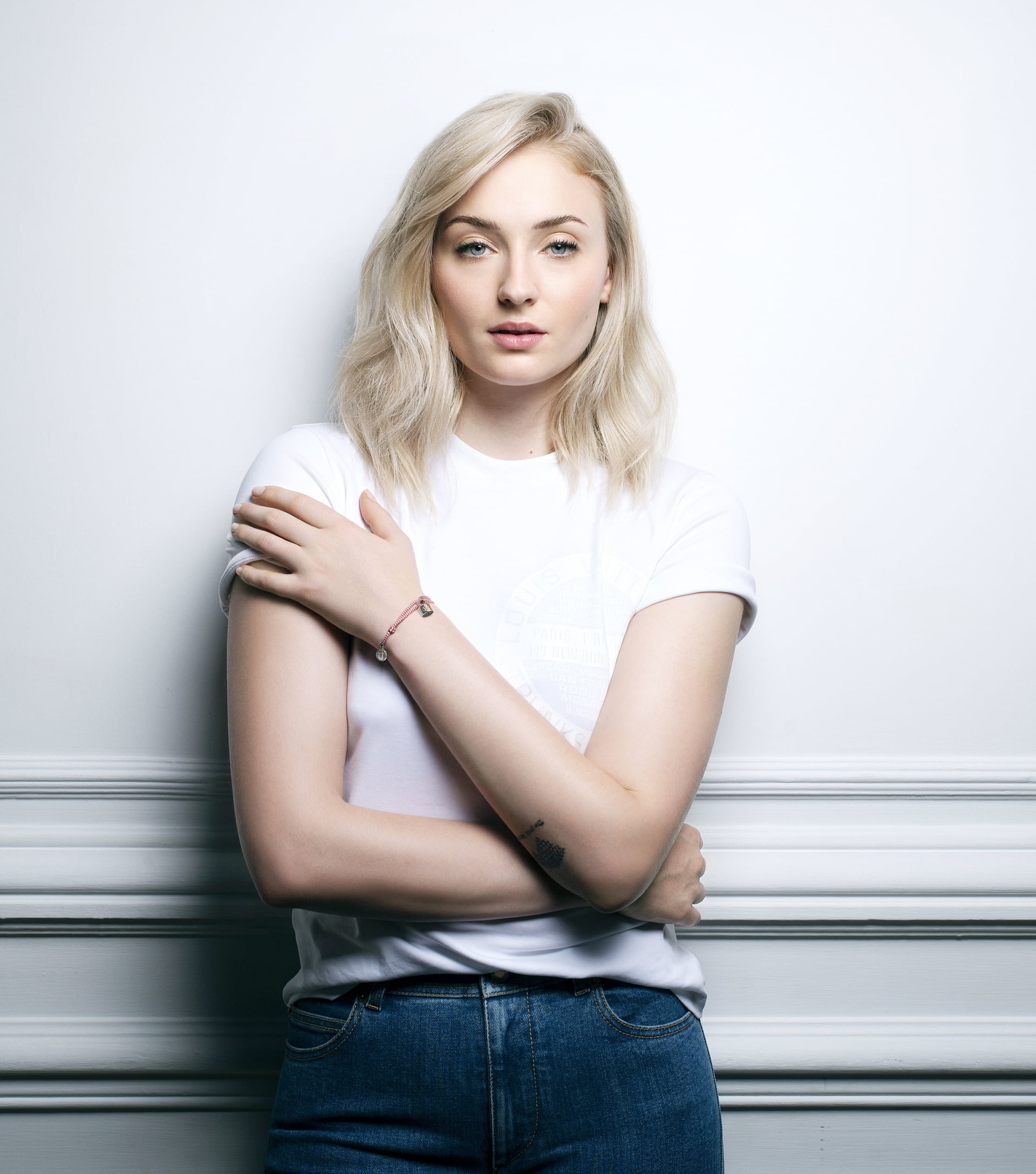 actress, Sophie Turner, 1080P, blonde, women, blue eyes, jeans, Phone HD Wallpaper