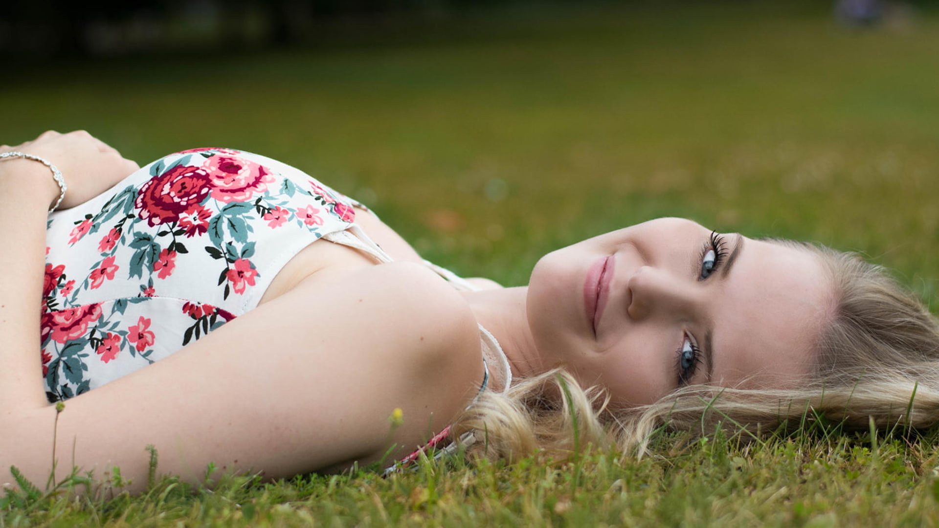 portrait, relaxation, 1080P, beautiful woman, lying on back, one person, three quarter length, hairstyle, women, looking at viewer, hair, floral pattern, HD Wallpaper