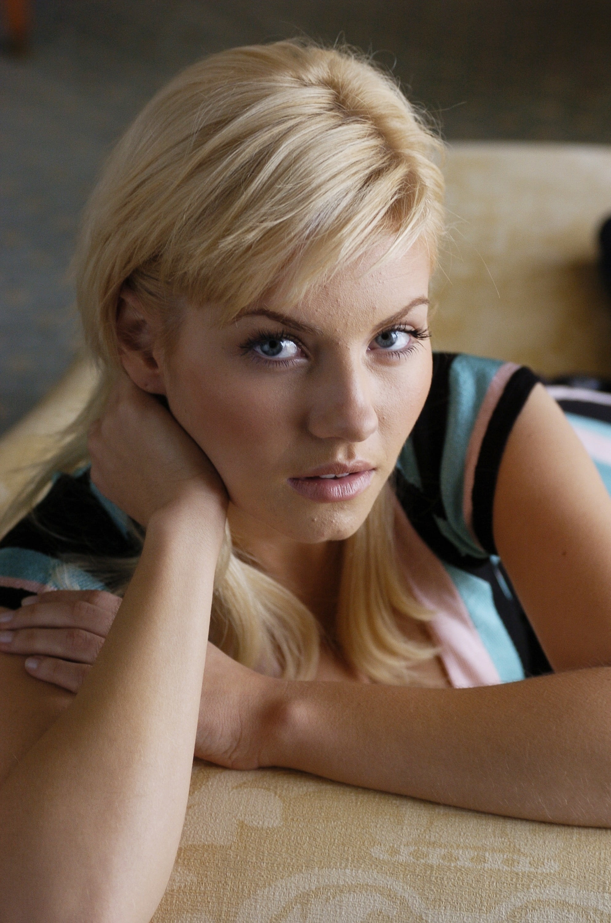 beauty, hairstyle, Elisha Cuthbert, looking at camera, black, blond hair, 2K, headshot, portrait, emotion, blonde, depression - sadness, face, young women, Phone HD Wallpaper