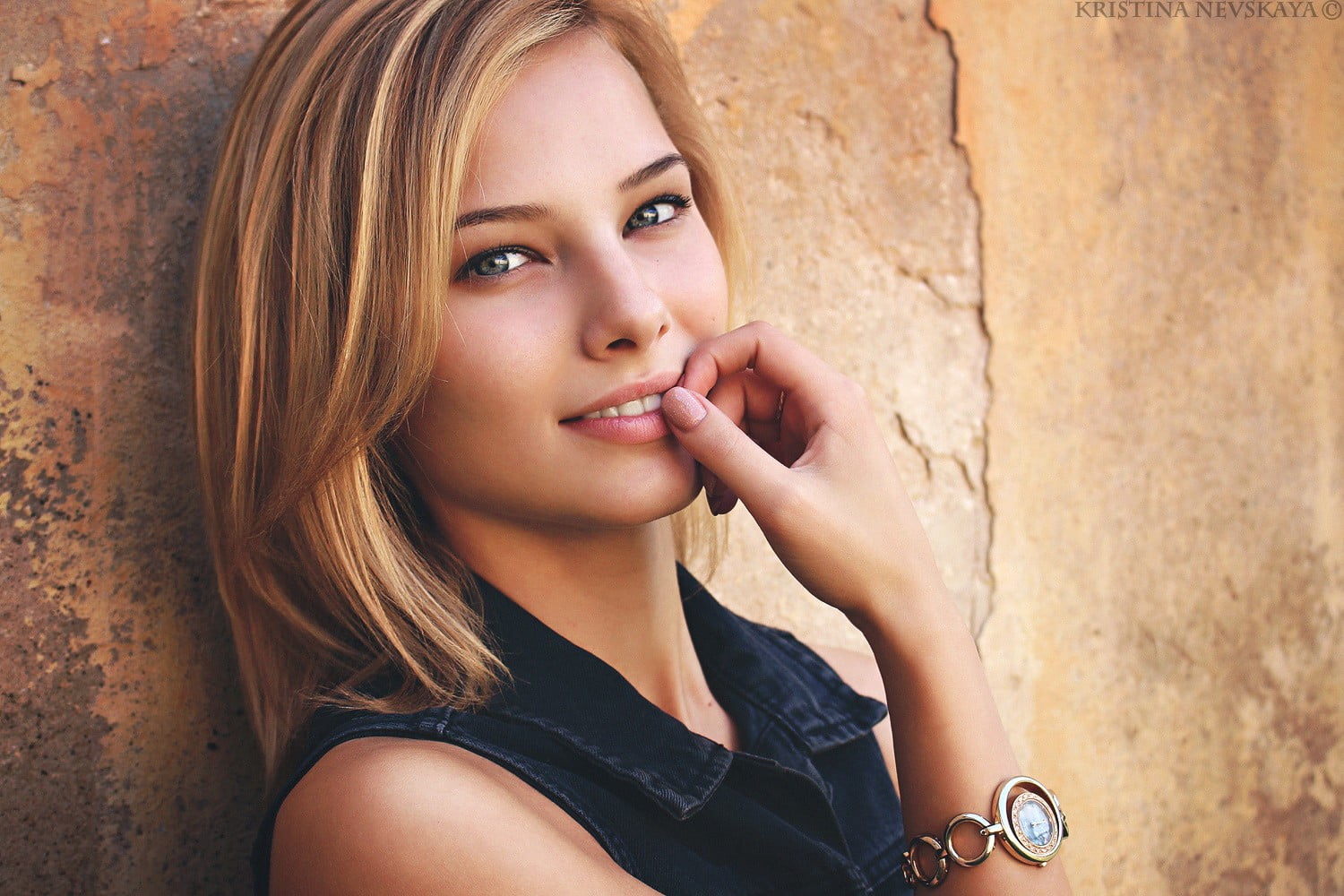 casual clothing, beautiful woman, outdoors, wall - building feature, leisure activity, Kristina Nevskaya, 720P, young women, one person, women, smiling, HD Wallpaper