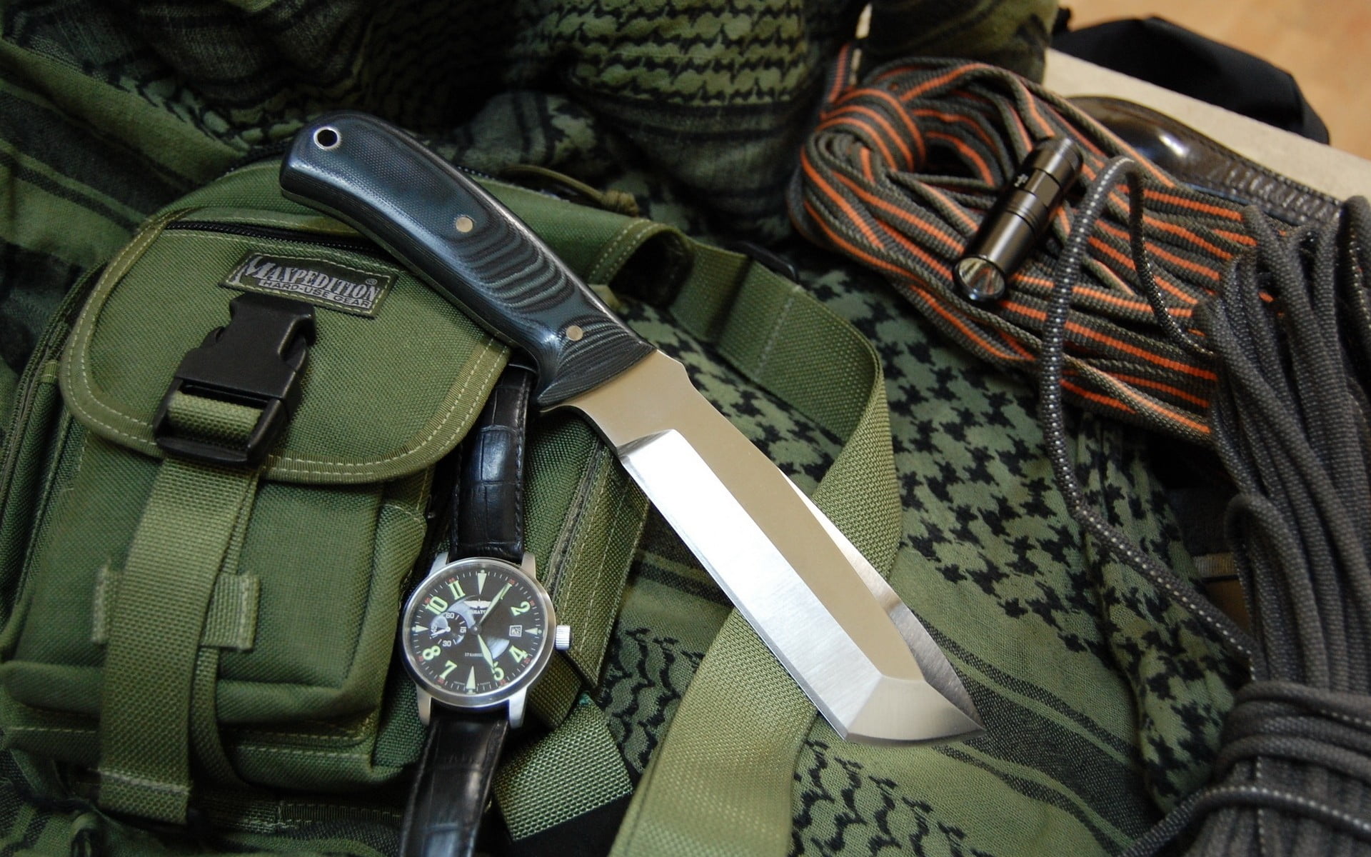 no people, communication, steel, day, gray, fashion, still life, 1080P, belt, knife, dagger, sign, black color, safety, high angle view, knife - weapon, HD Wallpaper