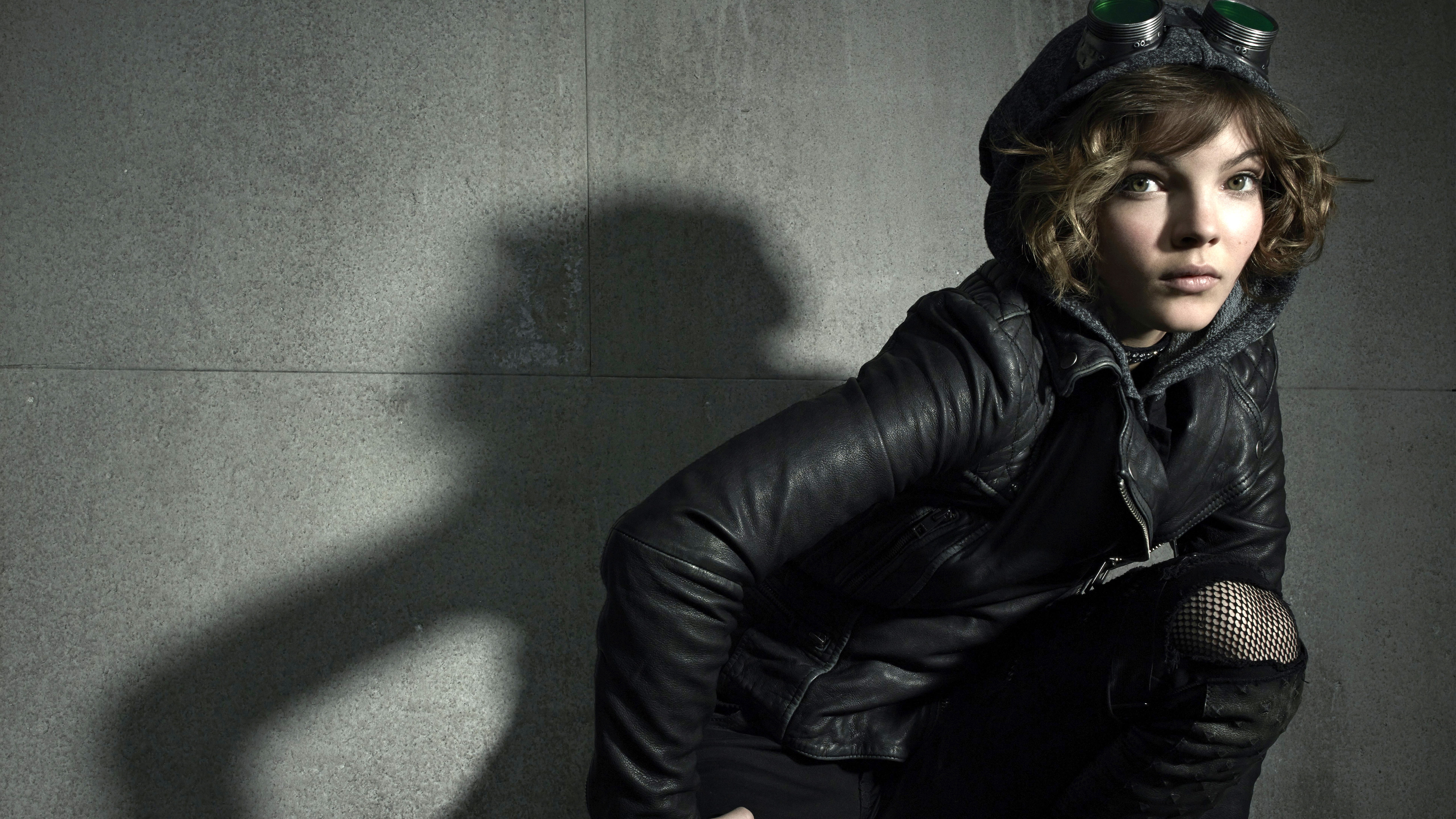 sunlight, Camren Bicondova, real people, shadow, young adult, young women, portrait, beautiful woman, black color, lifestyles, Selina Kyle, looking at camera, HD Wallpaper