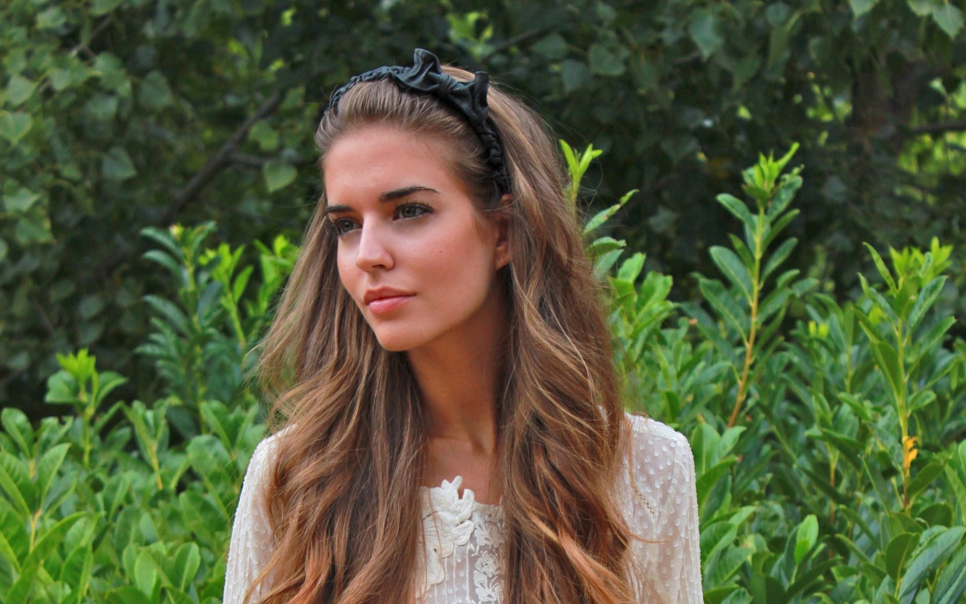 plant, women outdoors, beautiful woman, lifestyles, Clara Alonso, young women, 1080P, leisure activity, adult, looking, focus on foreground, hair, brunette, HD Wallpaper