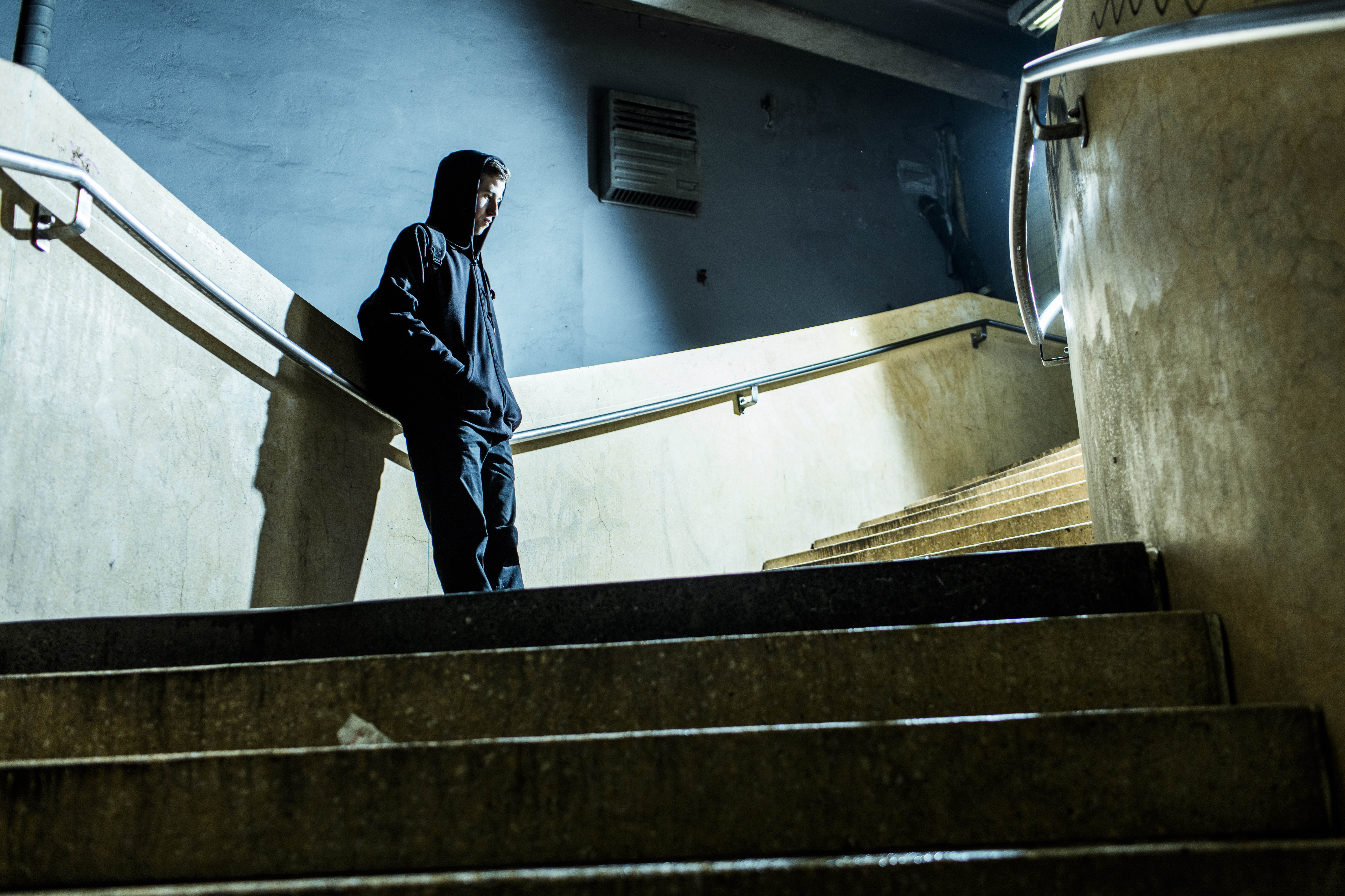 young adult, alan walker, adult, built structure, music, building, steps and staircases, dj, casual clothing, 4k, building exterior, railing, full length, HD Wallpaper