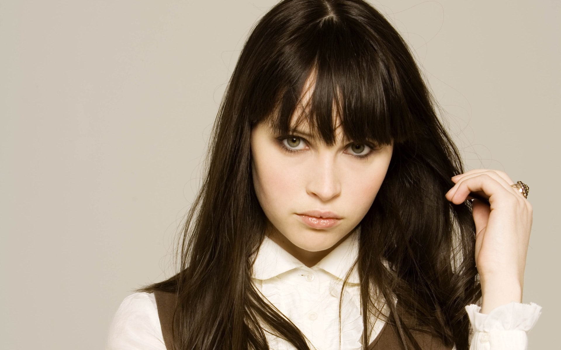 straight hair, face, long hair, bangs, 1080P, hair, child, green eyes, portrait, one person, looking, holding, actress, women, hairstyle, teenager, emotion, HD Wallpaper