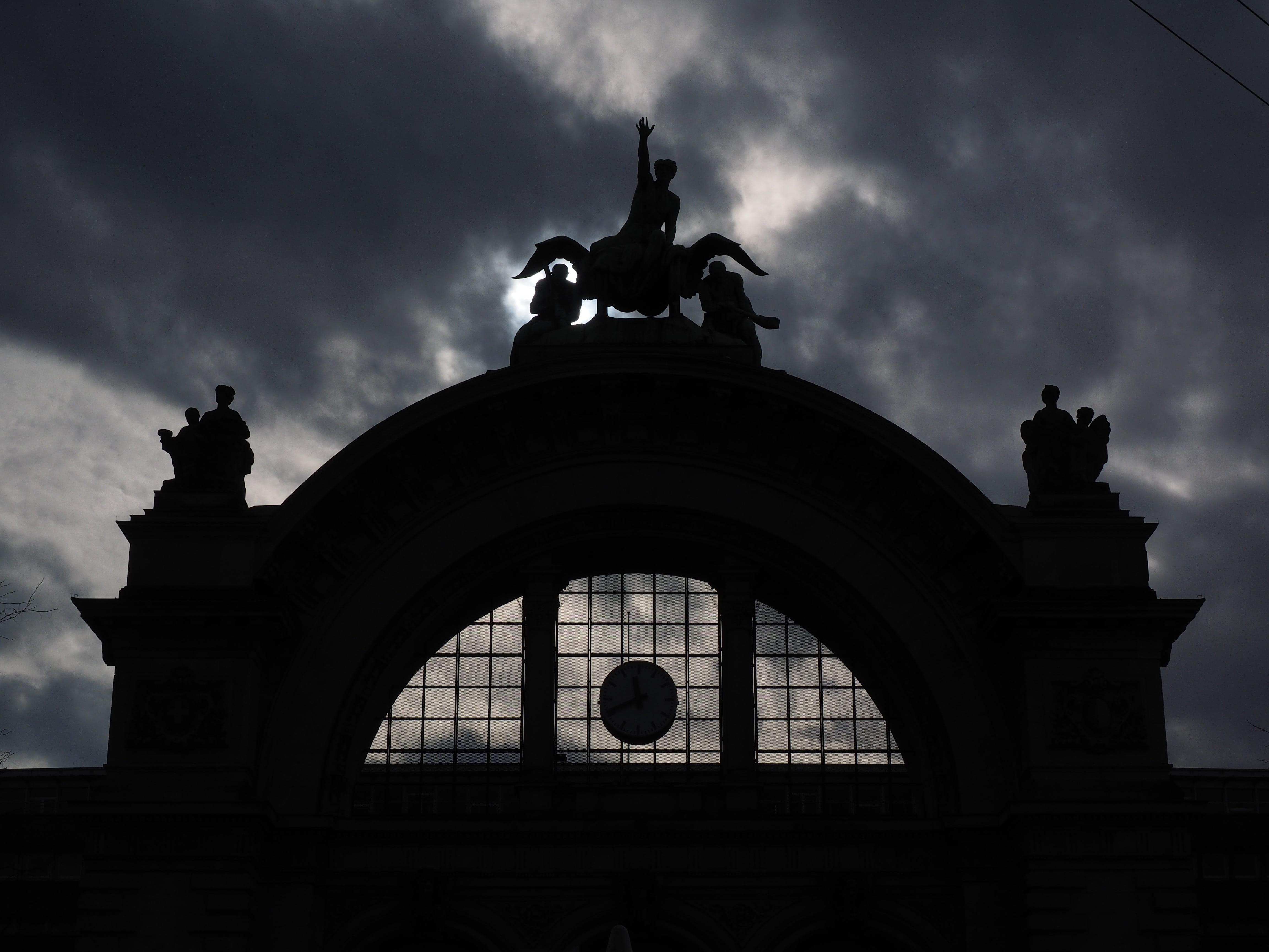 representation, the past, gloomy, dark, kissling, low angle view, nature, travel destinations, figures, sculpture, outdoors, no people, history, cloud - sky, HD Wallpaper