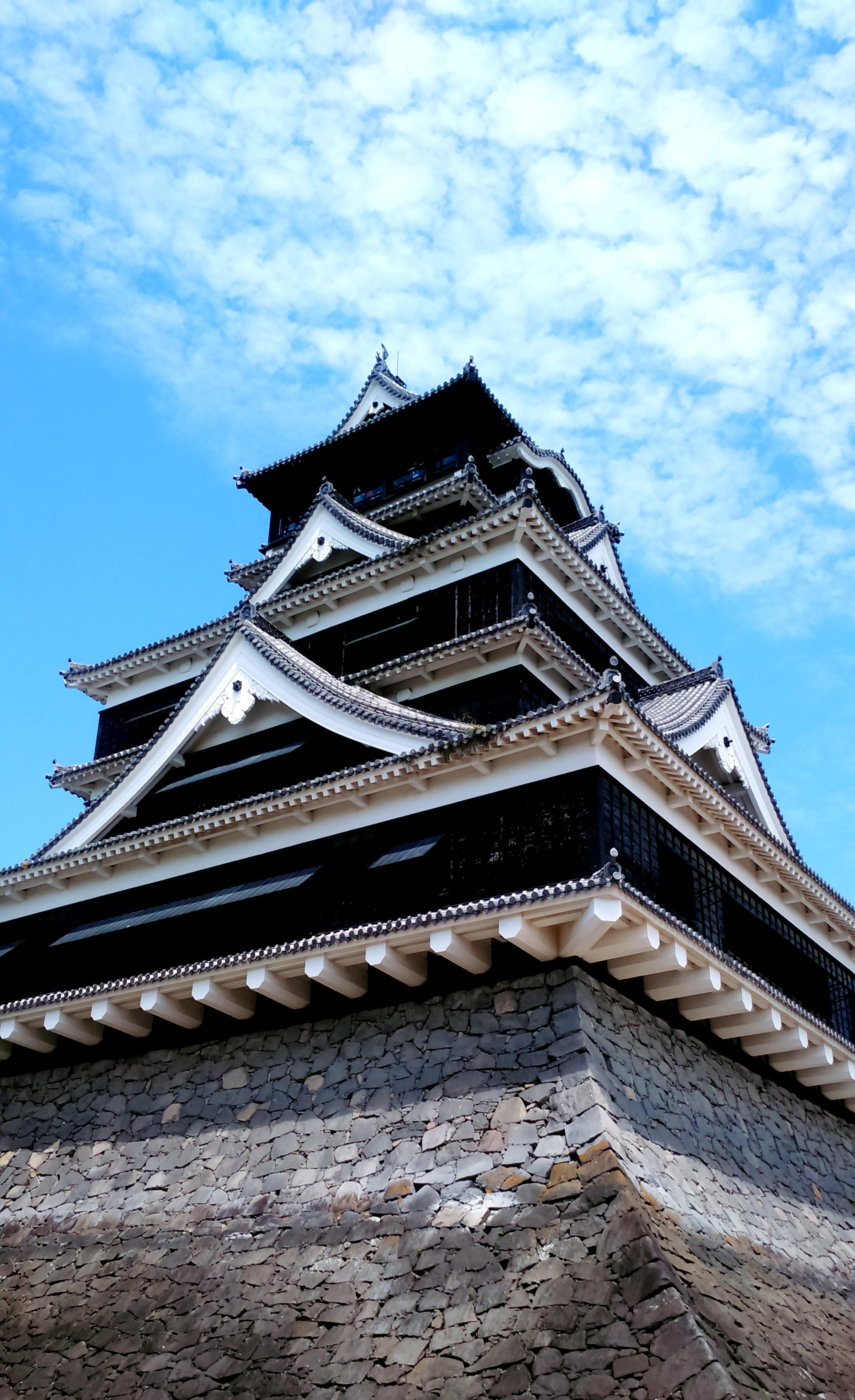 temple, religion, black, roof, japan, low angle view, architecture, sky, outdoors, travel destinations, day, too kill house, belief, 2K, kyushu, nature, Phone HD Wallpaper