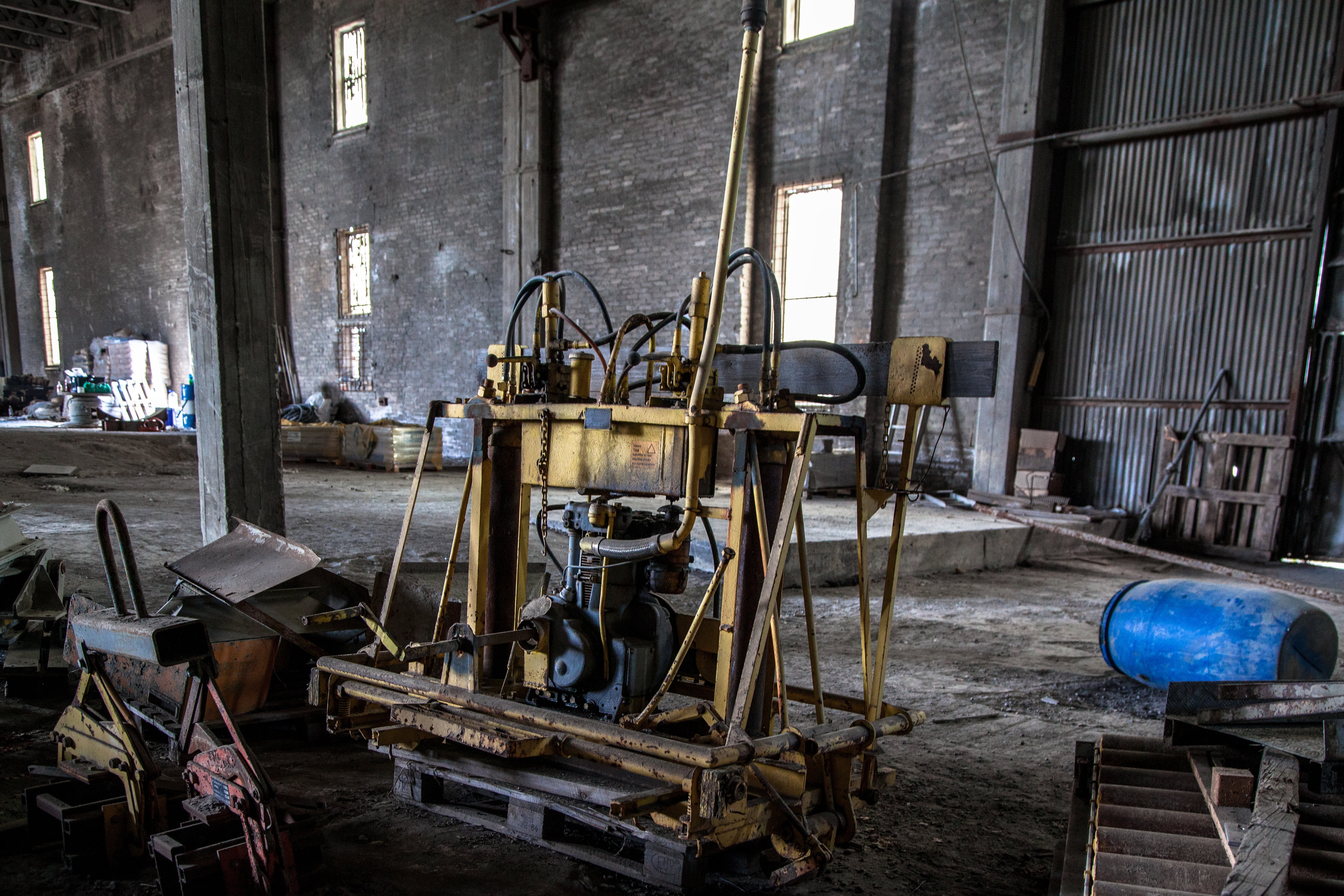 machinery, wood - material, deterioration, architecture, 5K, industrial, deserted, day, equipment, interior, chair, nobody, dirt, empty, built structure, HD Wallpaper