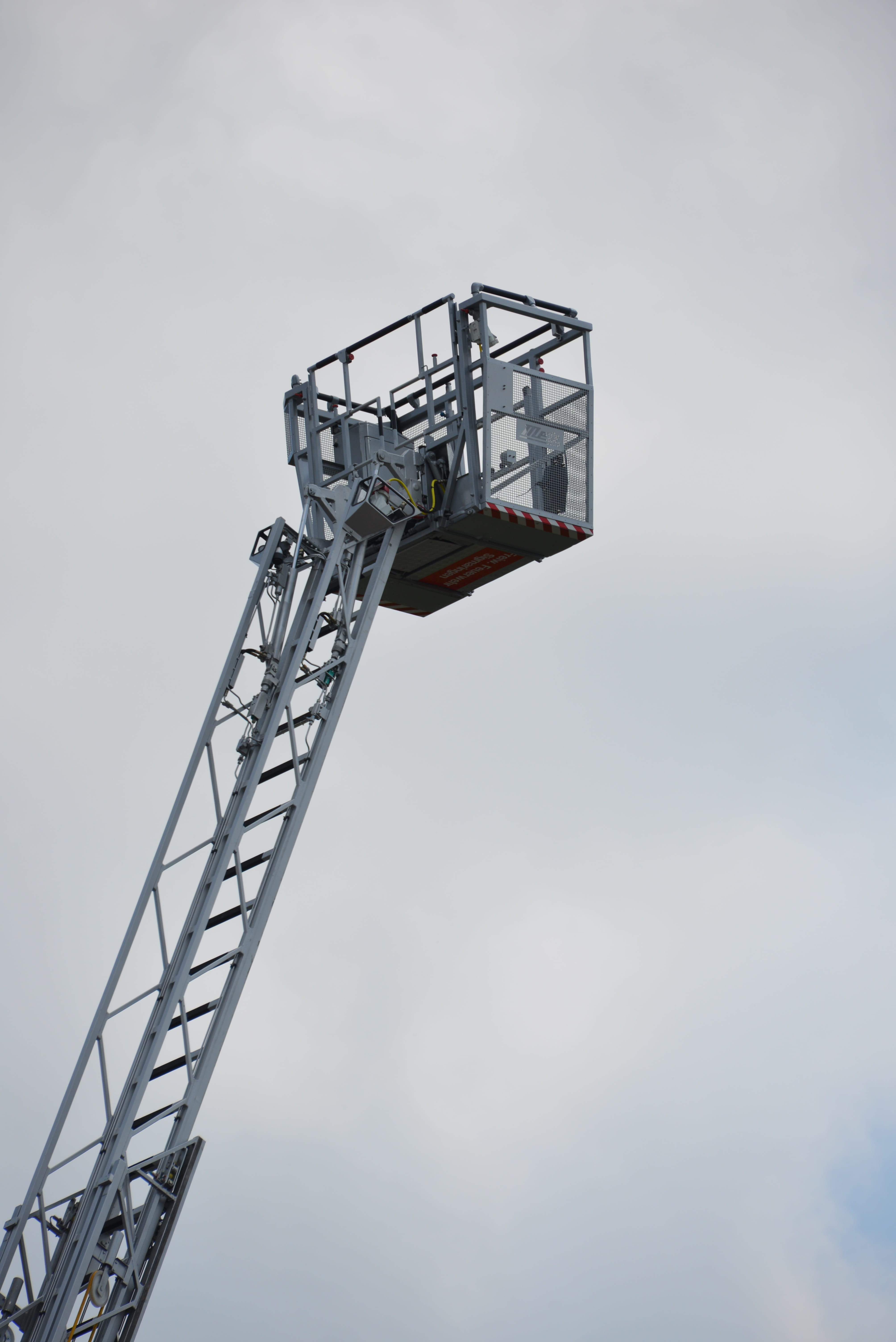 delete, Fire, tools, industry, arts culture and entertainment, sky, machinery, protection, Fire Escape, development, fire truck, Rescue, day, low angle view, Phone HD Wallpaper