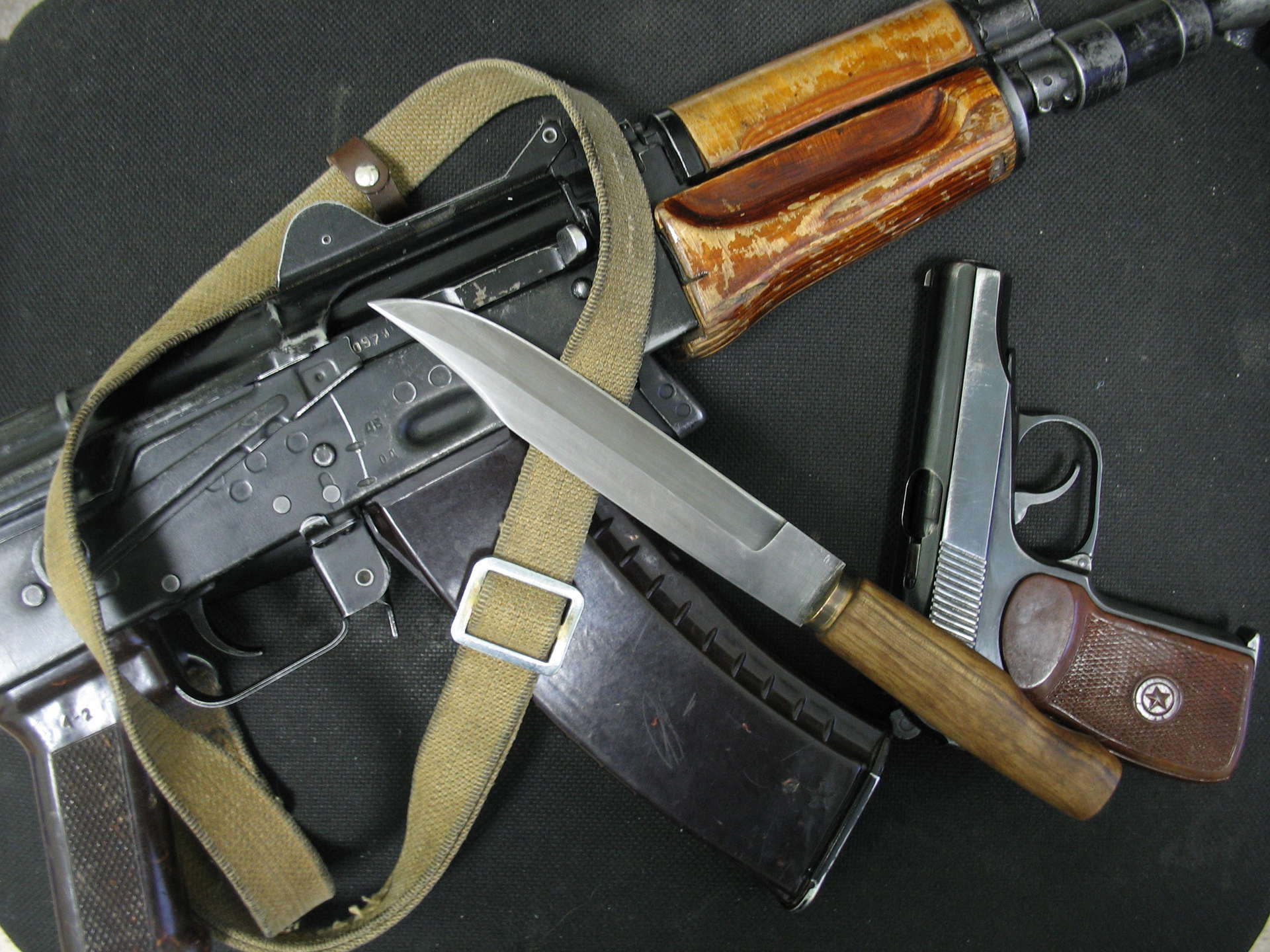 Finca, no People, sign, machine, war, wood - Material, choice, military, black, protection, aggression, brown, crime, handle, handgun, 1080P, metal, gun Holster, HD Wallpaper