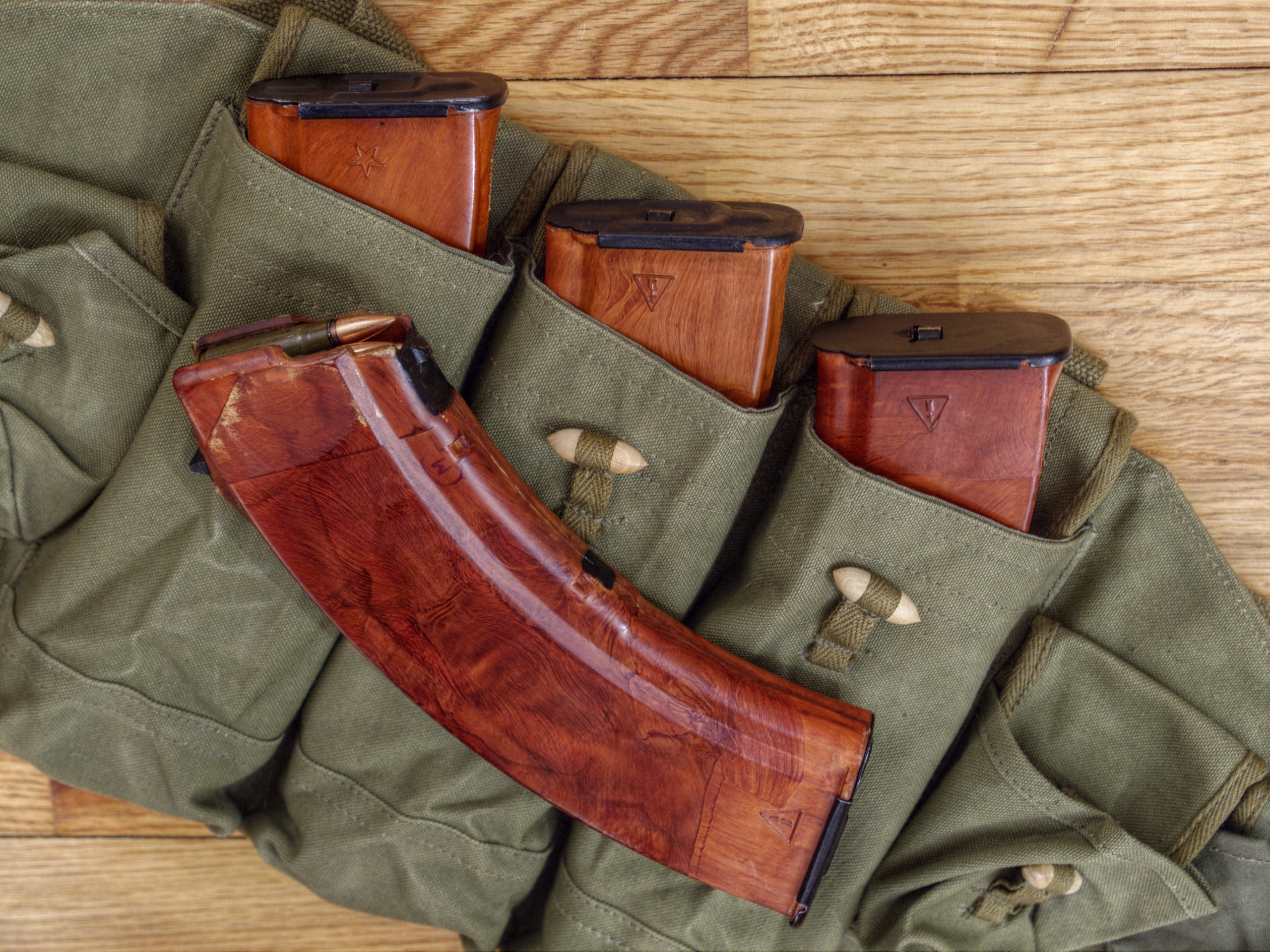 suitcase, weapon, day, ak 47, personal accessory, reload, flooring, amunition magazines, 2K, no people, Soviet, still life, security, luggage, four, Magazines, HD Wallpaper