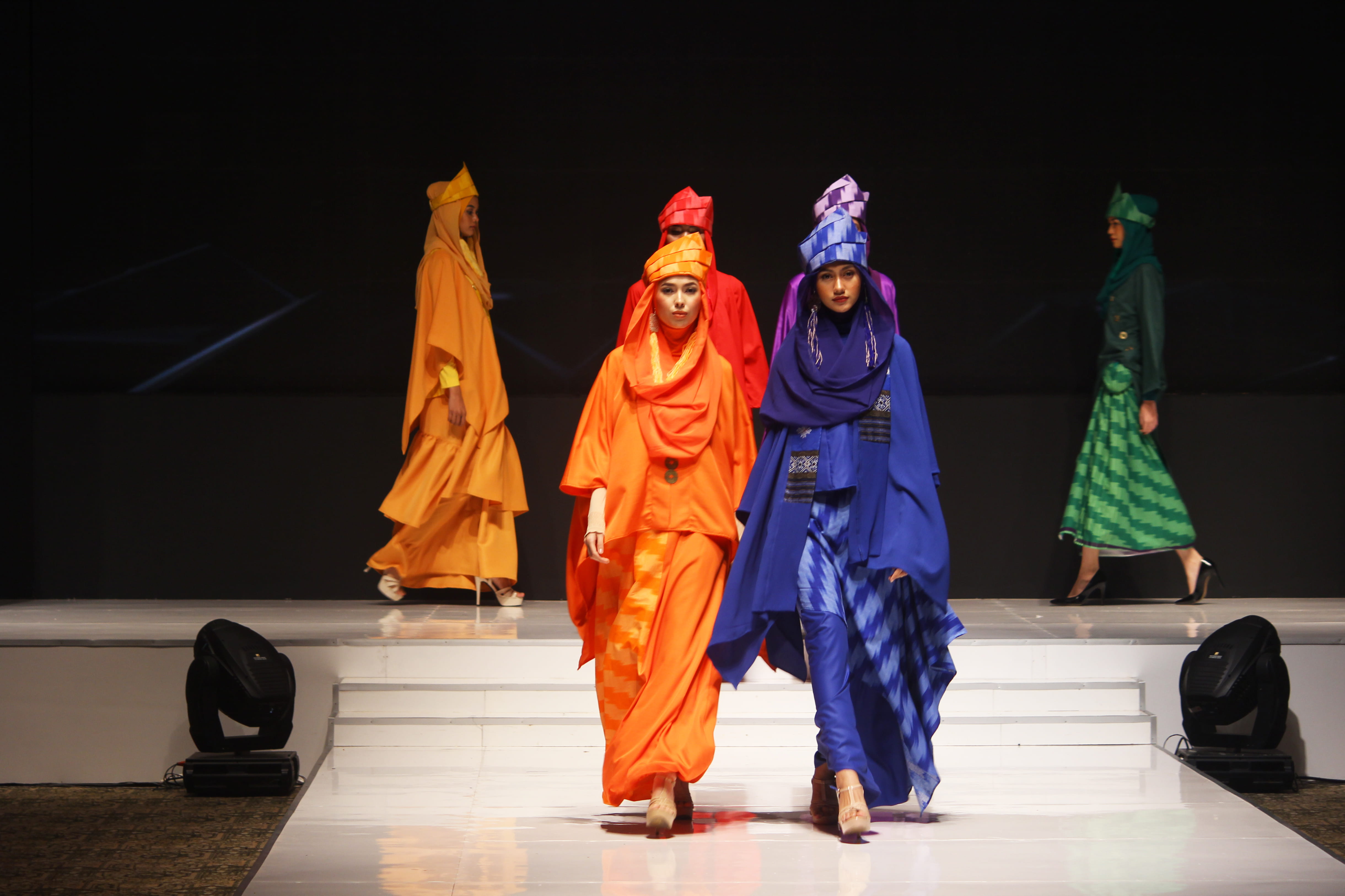 standing, female, modest wear, shoe, walking, art and craft, catwalk, religion, male likeness, runway, full length, traditional clothing, apparel, fashion week, HD Wallpaper