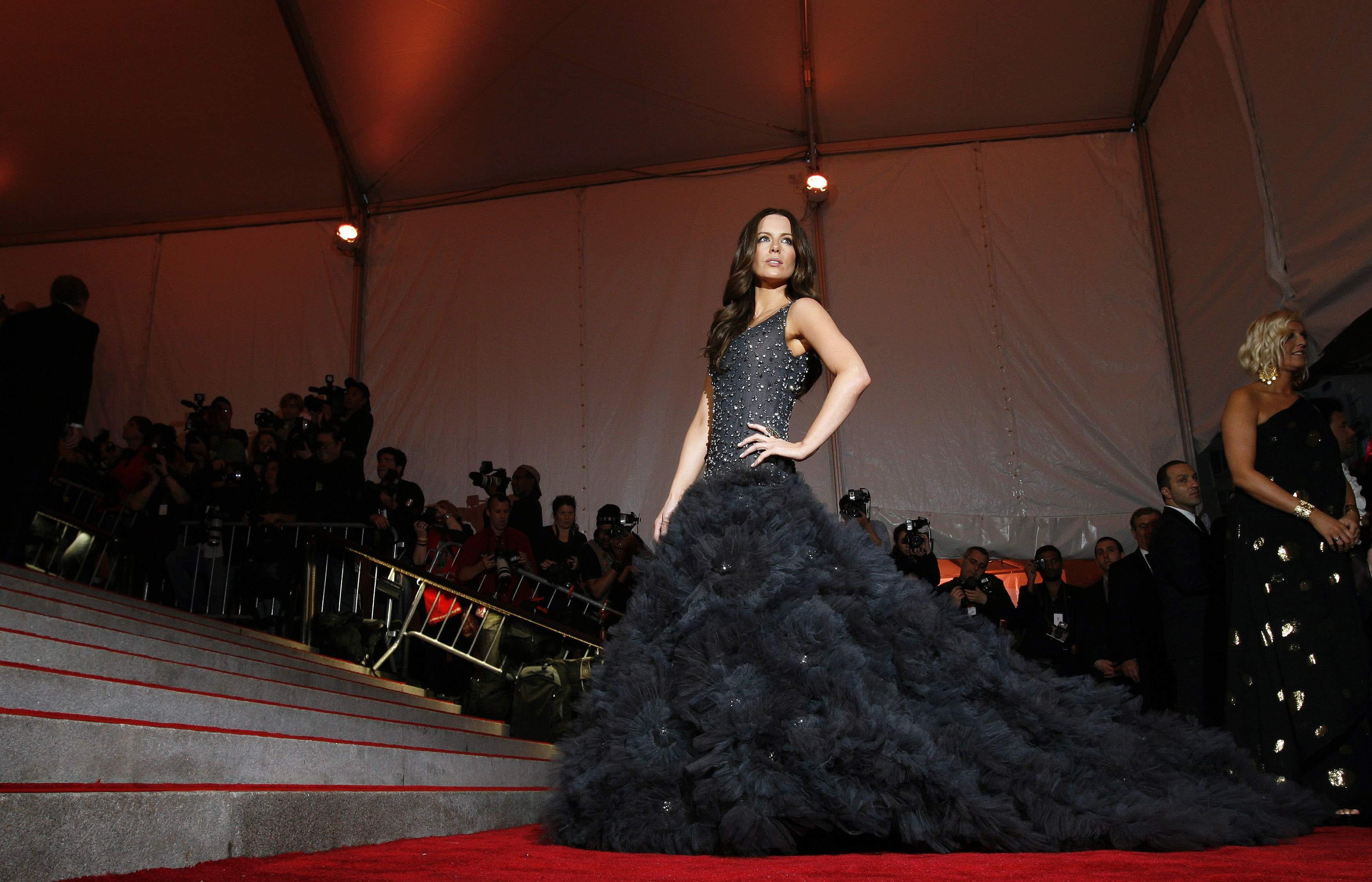 style, stage - Performance Space, s, black, long, indoors, portrait, Red carpet, arts culture and entertainment, young women, elegance, gray, stage Make-up, HD Wallpaper