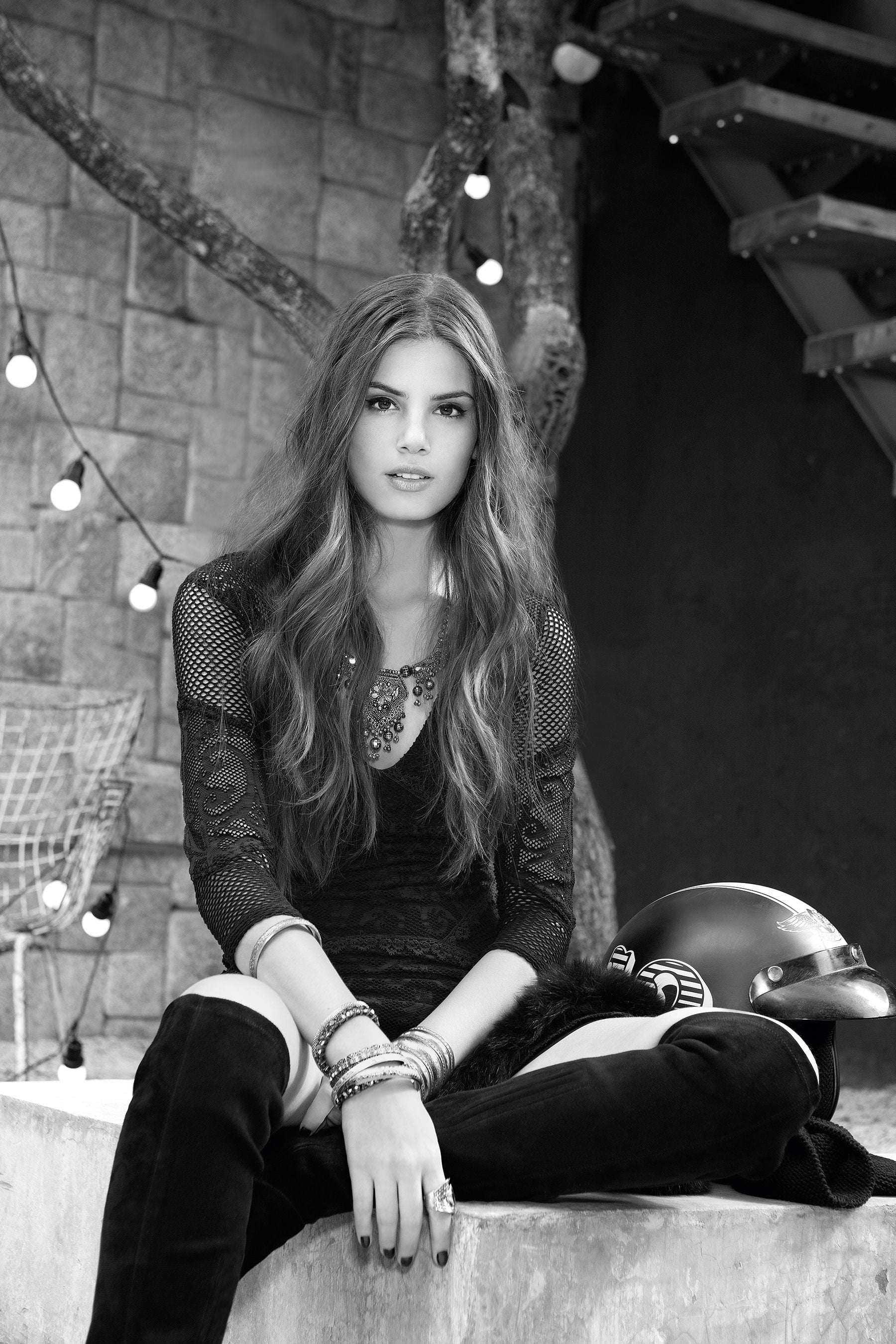 monochrome, leisure activity, lightbulb, Latinas, beautiful woman, adult, looking at camera, casual clothing, brunette, teenager, hair, contemplation, sitting, Phone HD Wallpaper