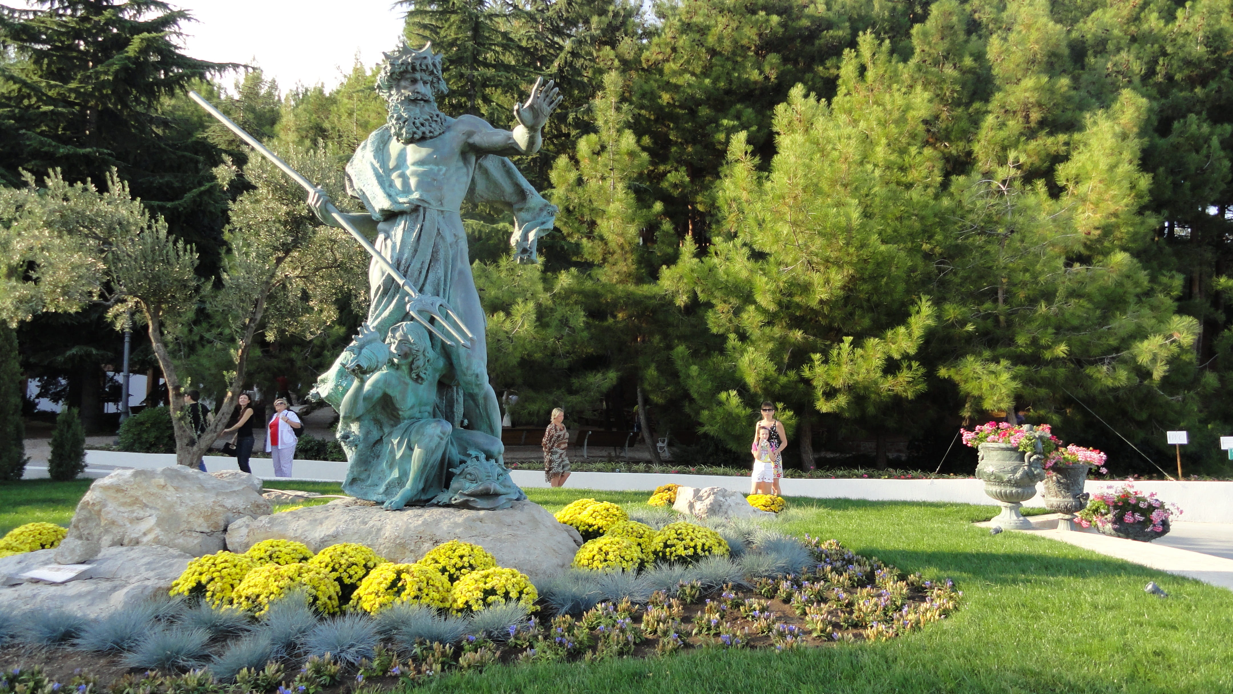 male likeness, showplace, day, incidental people, craft, park, 4K, plant, growth, crimea, poseidon, sculpture, female likeness, outdoors, water, tree, HD Wallpaper