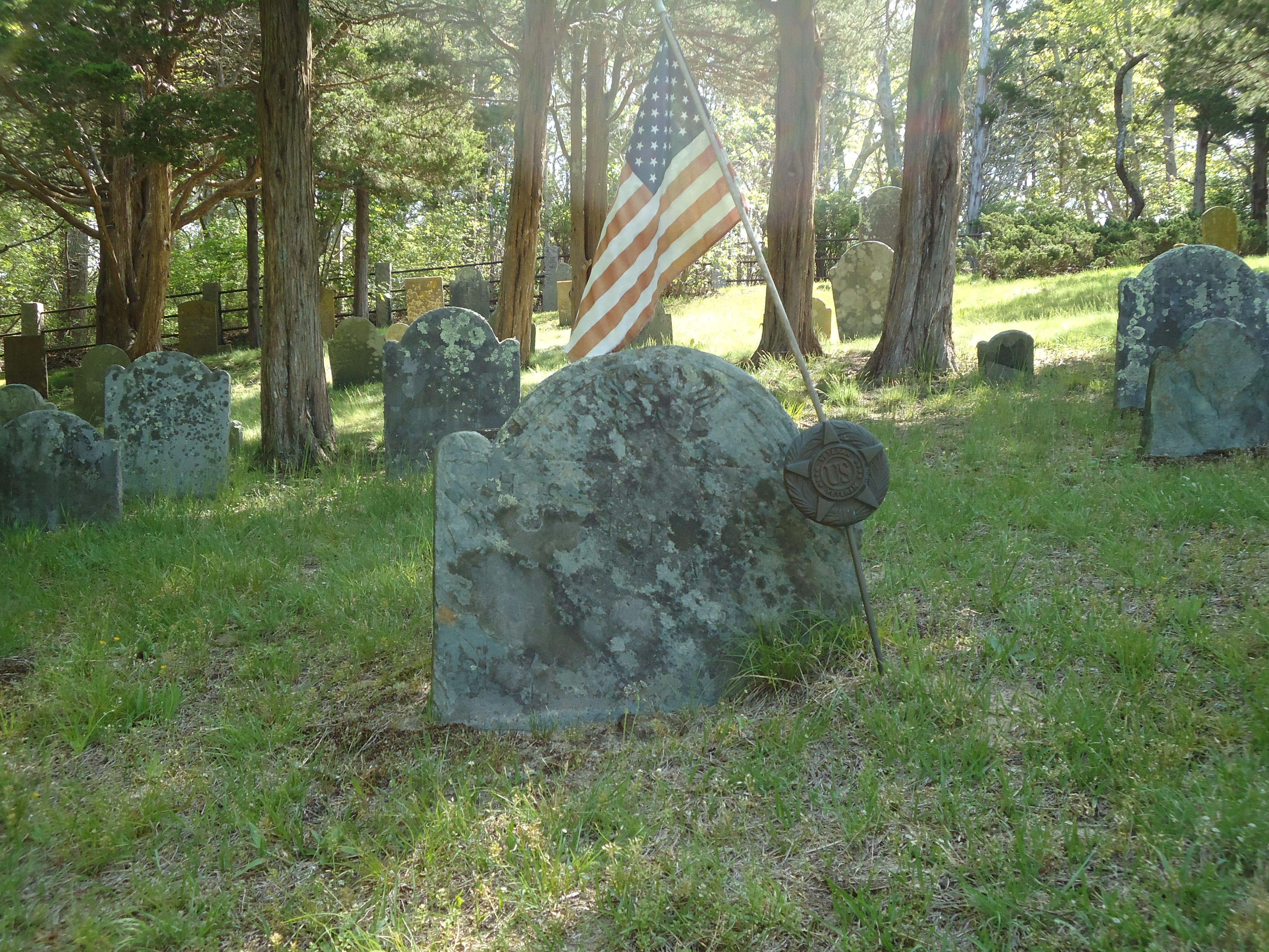 headstone, grass, nature, field, stone, 4K, graveyard, cemetery, no people, day, tombstone, growth, revolution, plant, outdoors, flag, american, grave, HD Wallpaper