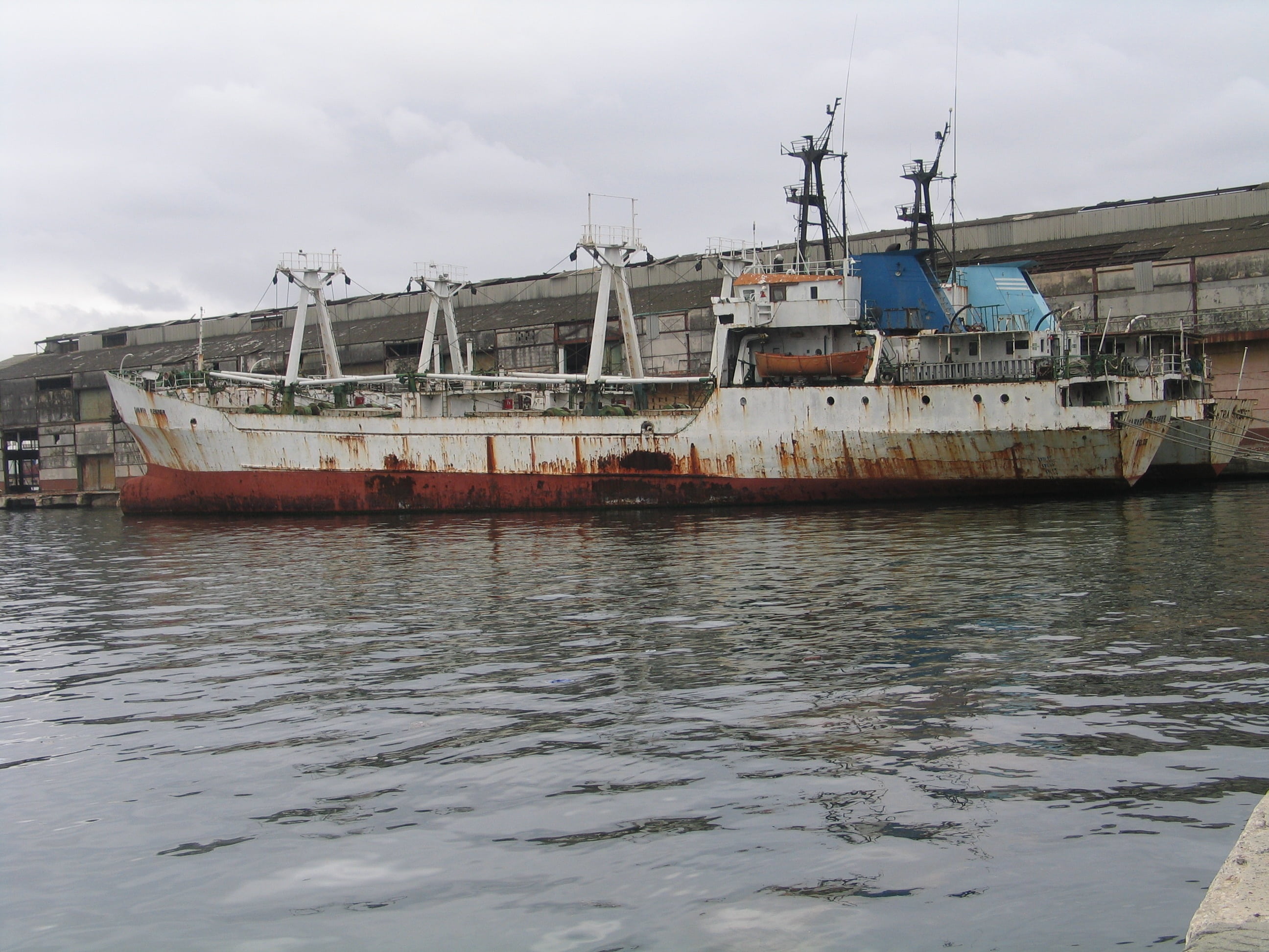 transport, 2K, shore, dock, chain, ship, marine, travel, nautical, color, boat, wreck, cloud - sky, dirty, nature, beach, rusty, transportation, vessel, HD Wallpaper