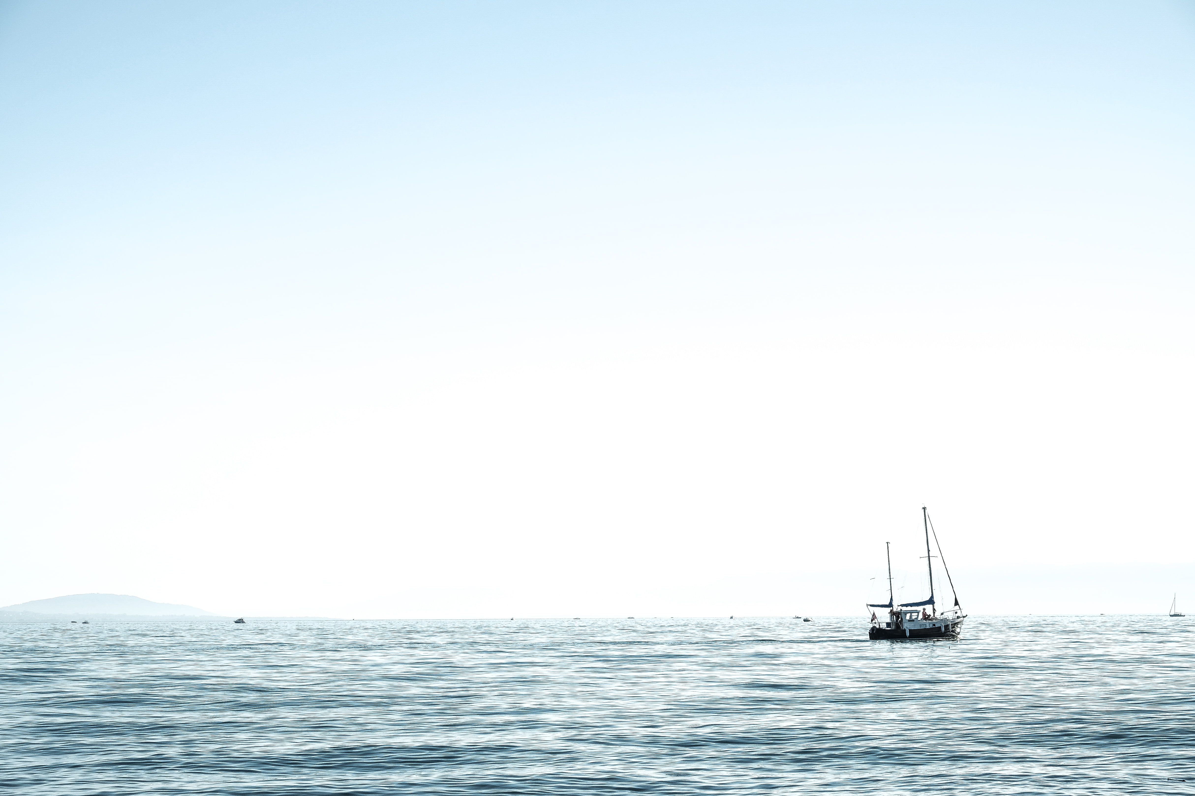 outdoors, boat, beauty in nature, 4K, sea, nature, sailing ship, white, tranquil scene, luxury, ripples, surface, blue, no people, water, scenics, horizon, HD Wallpaper