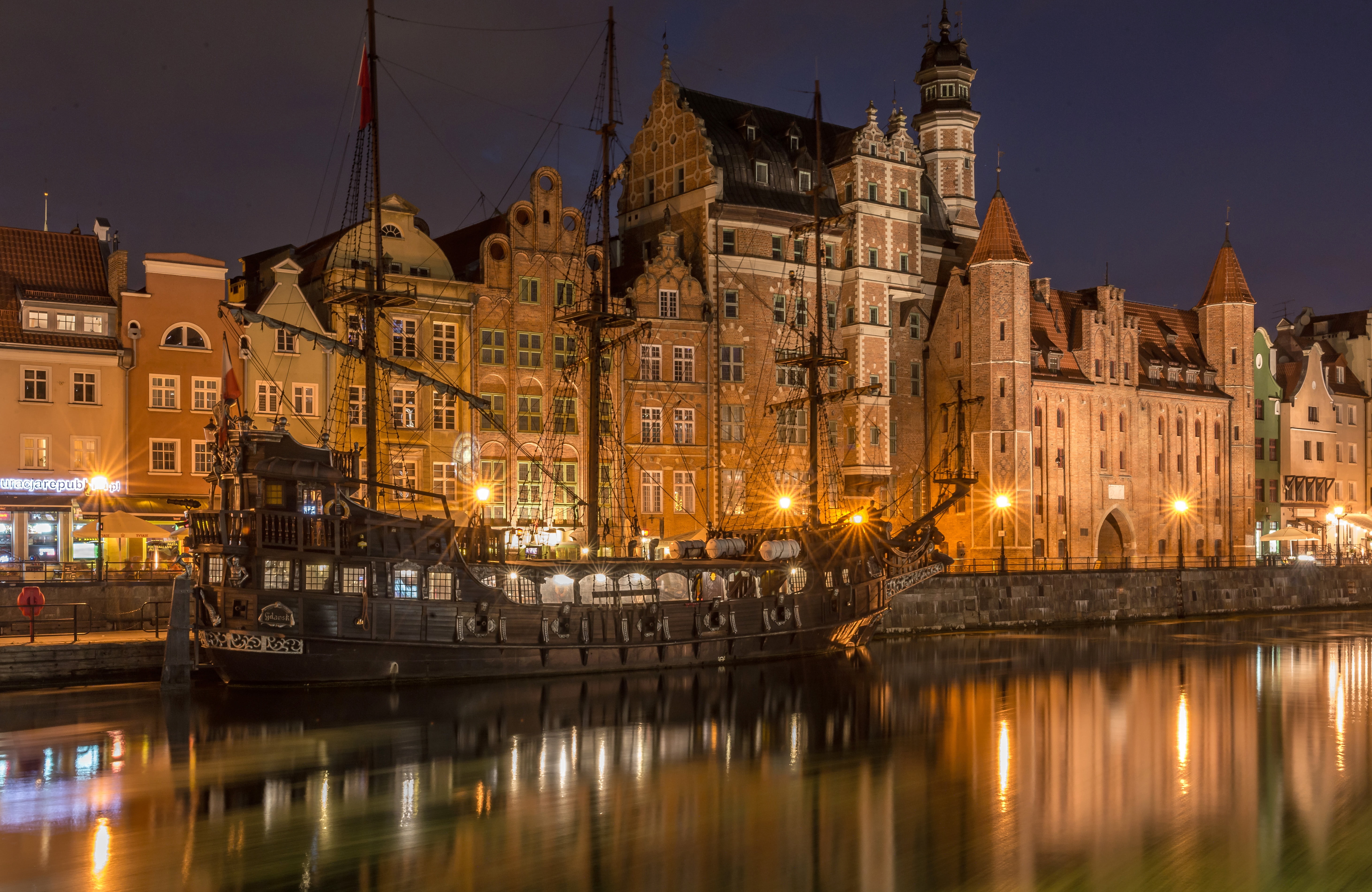Old Town, night city, Gdansk, 5K, home, river, ship, frigate, Motława River, building, The River Motława, Poland, HD Wallpaper