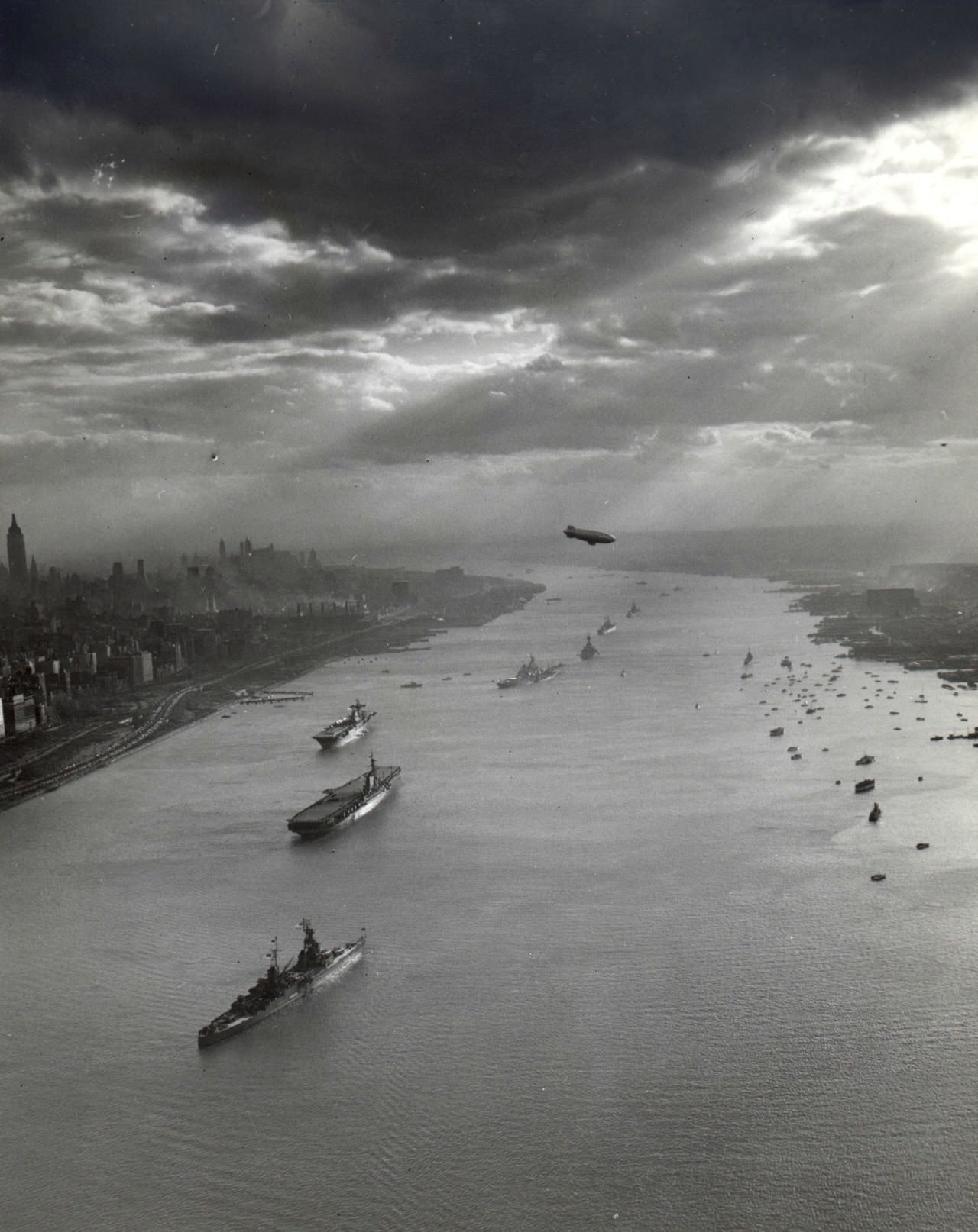1945, United States Navy, ship, Battleship, 720P, old photos, photography, skyscraper, historic, Zeppelin, history, Hudson River, New York City, vintage, Phone HD Wallpaper
