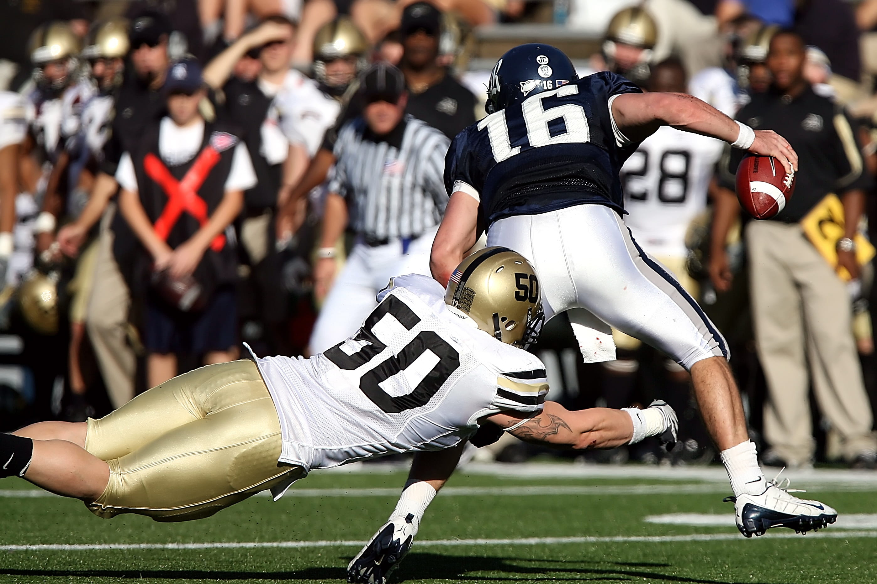 university, tackle, competition, helmet, quarterback, football american, group of people, athletic, field, headwear, referee, pigskin, athlete, team, people, HD Wallpaper