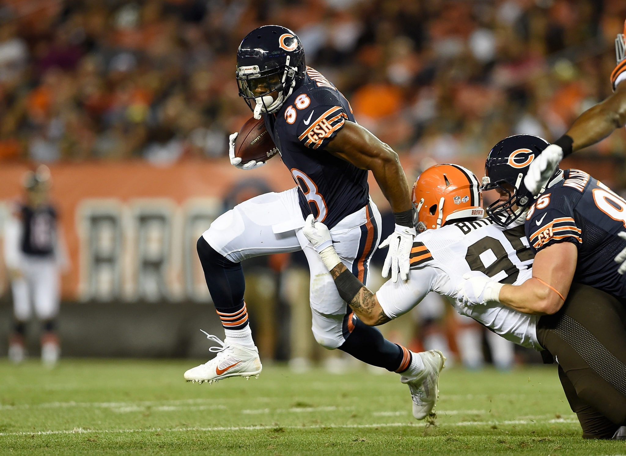 american football - ball, american football player, people, american football field, tackling, 1080P, playing, sports equipment, effort, outdoors, chicago bears desktop  pictures, HD Wallpaper