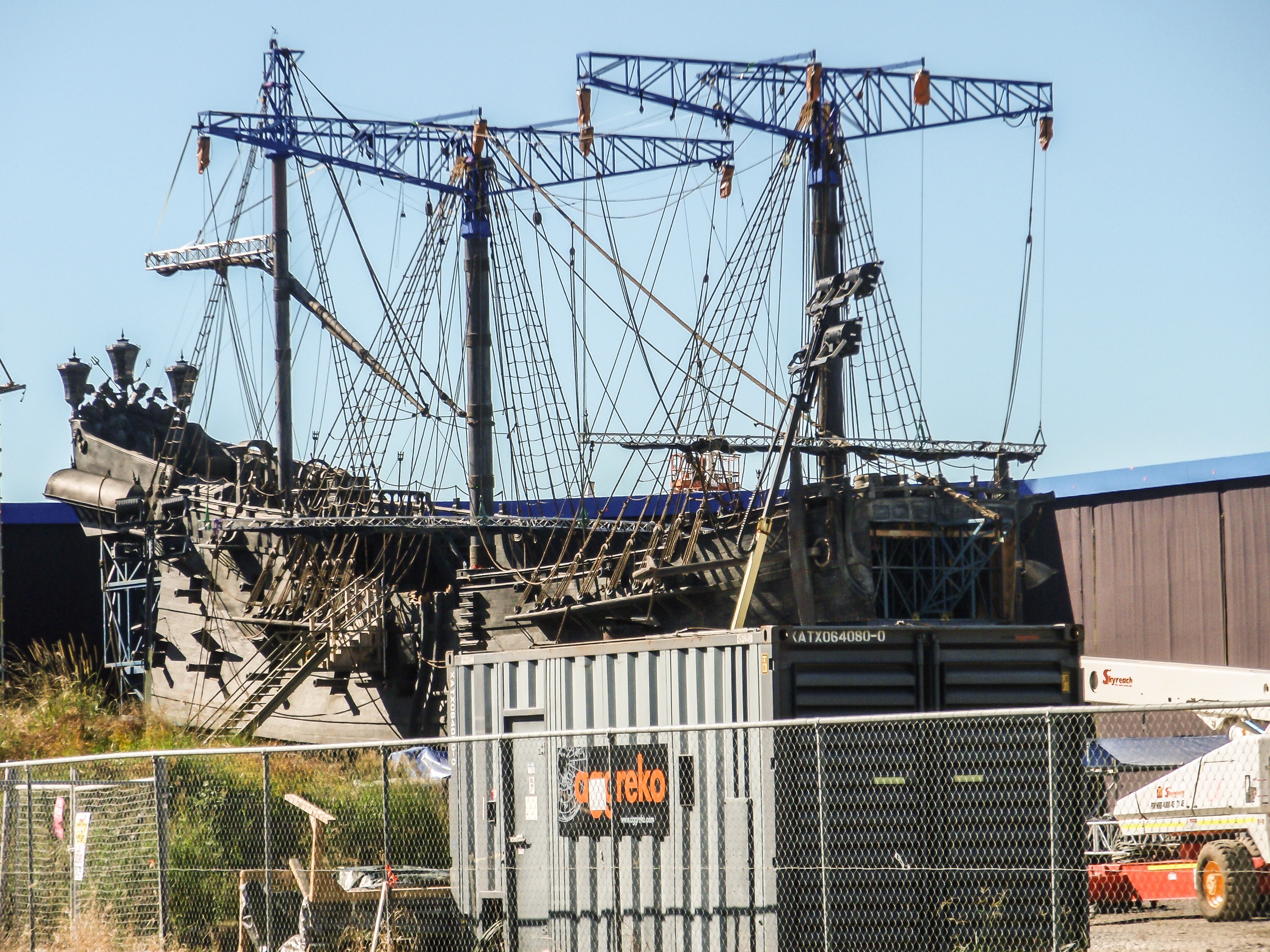 nature, outdoors, sailboat, fence, galleon, film set, building exterior, cinema, sky, pirate, 2K, boat, pirates of the caribbean, metal, industry, ship, HD Wallpaper