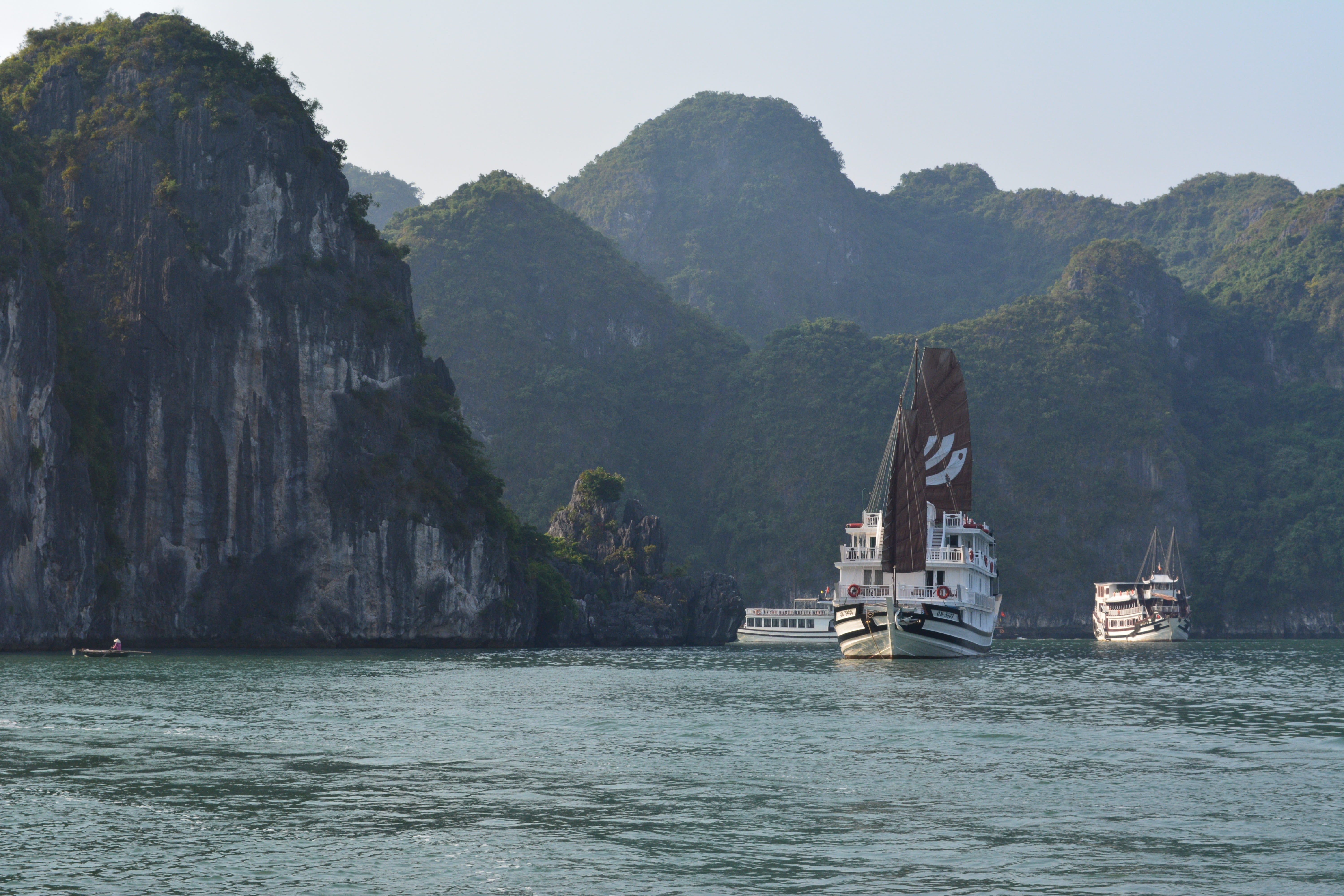 day, body, nautical Vessel, mountain range, no people, passenger craft, sailing, tourism, scenics - nature, formation, boats, power, sailboat, Ha Long Bay, HD Wallpaper