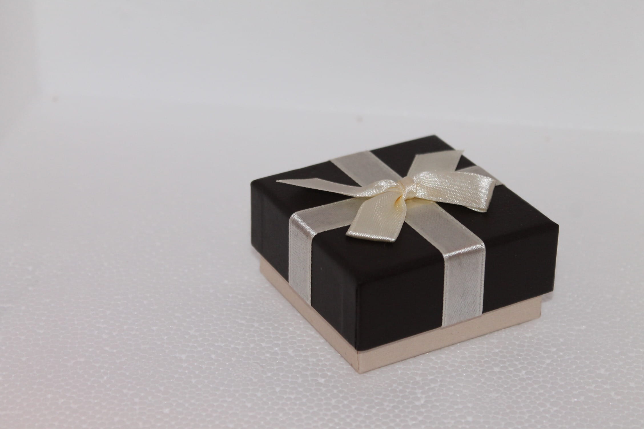 christmas, surface, case, no people, gift packaging, celebration, luxury, white, gray, tied bow, jewel case, loop, bow, high angle view, white surface, HD Wallpaper