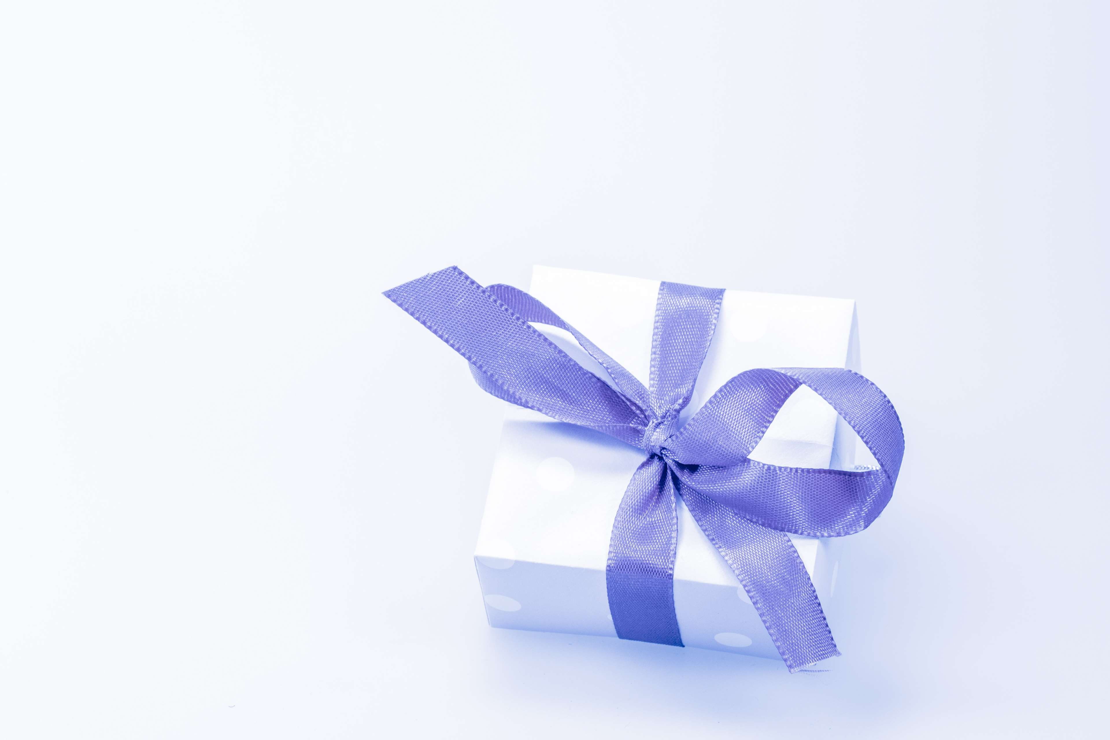 4K, silver colored, annual event, ribbon, birthday, white background, present, no people, ribbon - sewing item, blue, packaging, purple, box - container, HD Wallpaper