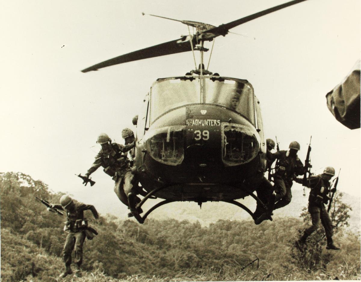 transportation, soldiers, aircraft, helicopter, bell uh-1, gun, war, photo, transport, jumping, outdoors, army, aerospace industry, fighting, military, HD Wallpaper